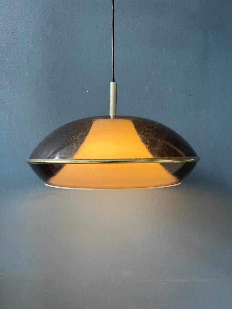 Rare lampe suspendue en verre acrylique du milieu du siècle en forme d'ovni. La lampe est dotée d'un abat-jour extérieur violet et gris et d'un abat-jour intérieur blanc. La lampe nécessite une ampoule E27/26.

Informations complémentaires