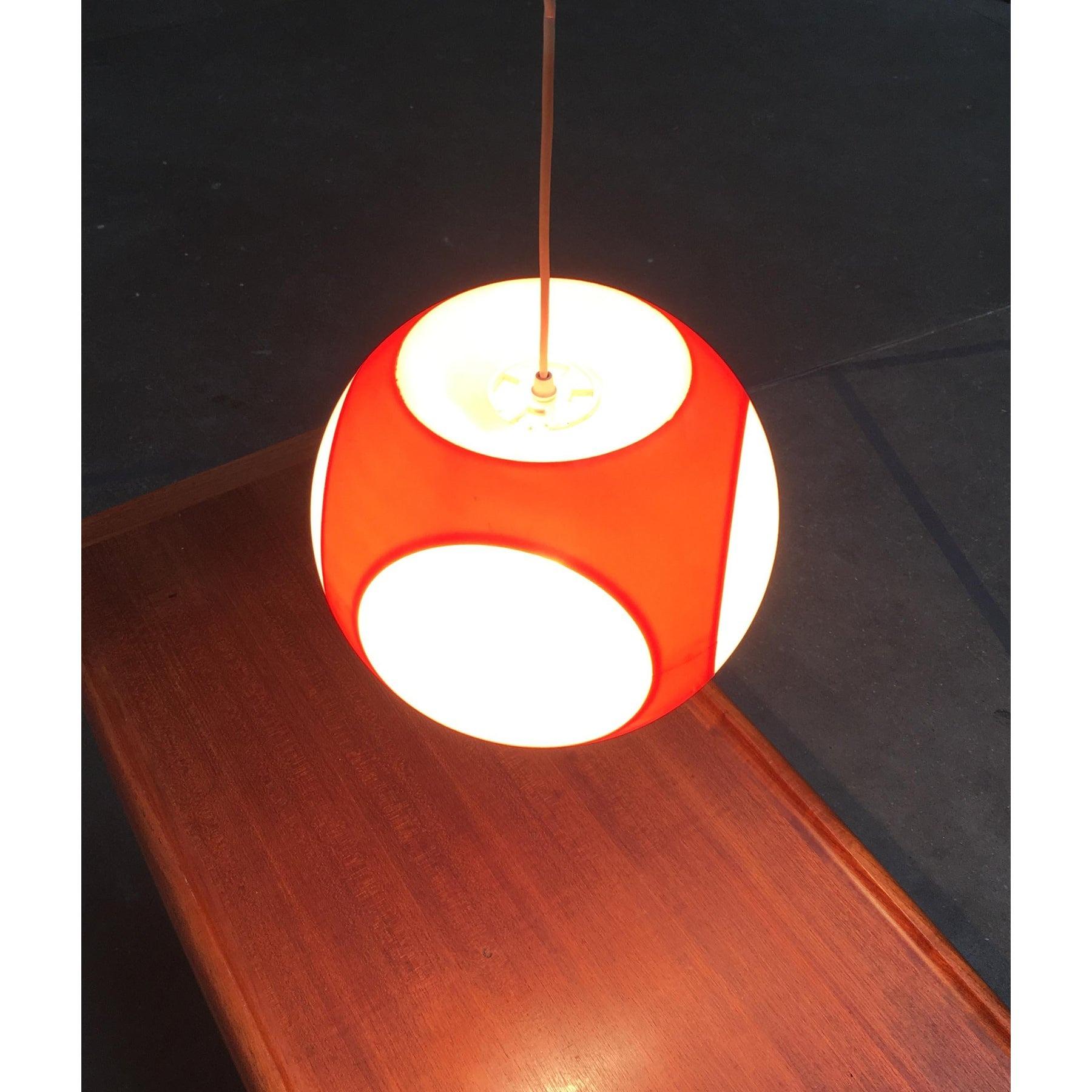 Colani'' UFO Pendelleuchte

Auffällige Lampe aus den 70er Jahren in einer für die damalige Zeit charakteristischen Form und Farbe. Ein Objekt und eine funktionale Lichtquelle zugleich.
Die Lampe ist in sehr gutem Zustand und hat kaum