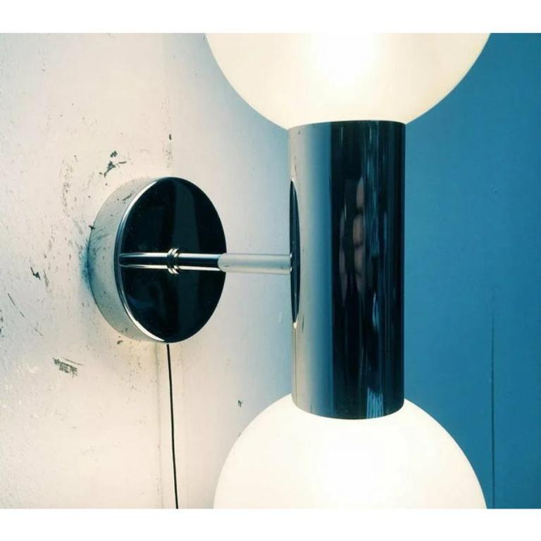 Impressive Space Age wall lamp from Staff according to a design by the Japanese designer Motoko Ishii.

The lamp can be mounted vertically or horizontally. The coated spherical reflectors act like pearls that sit on the chrome -colored plinths. The