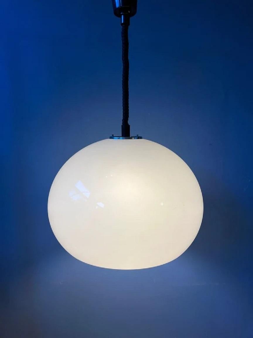 Grande lampe suspendue vintage de l'ère spatiale par Guzzini (Jolly) en couleur blanche. L'abat-jour en forme de champignon est fabriqué en verre acrylique épais et produit une lumière magnifique. Le mécanisme de montée et de descente fonctionne