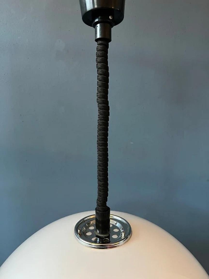 italien Lampe à suspension blanche de l'ère spatiale Guzzini Jolly, mi-siècle moderne en vente