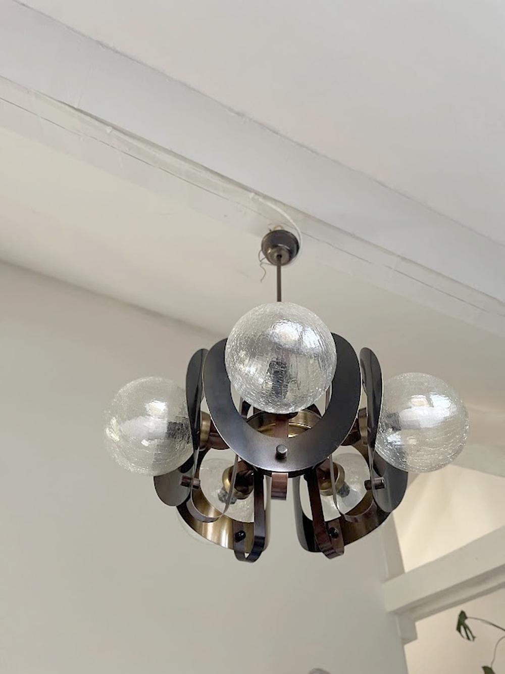In vendita c'è un lampadario d'epoca jugoslavo unico nel suo genere, che rappresenta una straordinaria miscela di estetica moderna di metà secolo e influenza del design italiano. Questo pezzo eccezionale risale alla metà del XX secolo, un periodo in