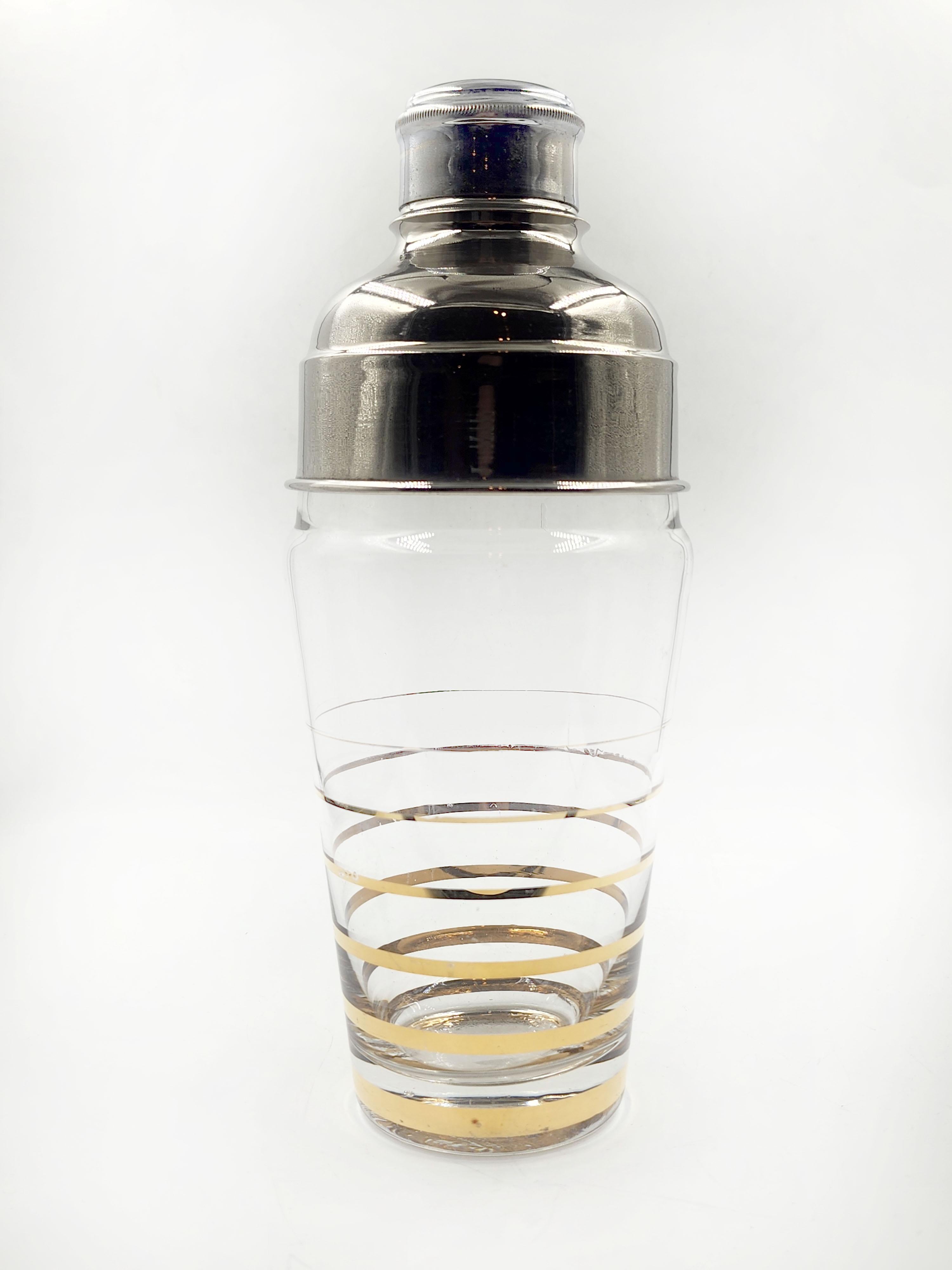 Shakers da cocktail in vetro e metallo A Space vintage
Questo shaker da cocktail vintage degli anni '60 è un pezzo unico che evoca l'estetica futuristica dell'era spaziale. Il suo design combina vetro resistente e metallo argentato lucido, creando