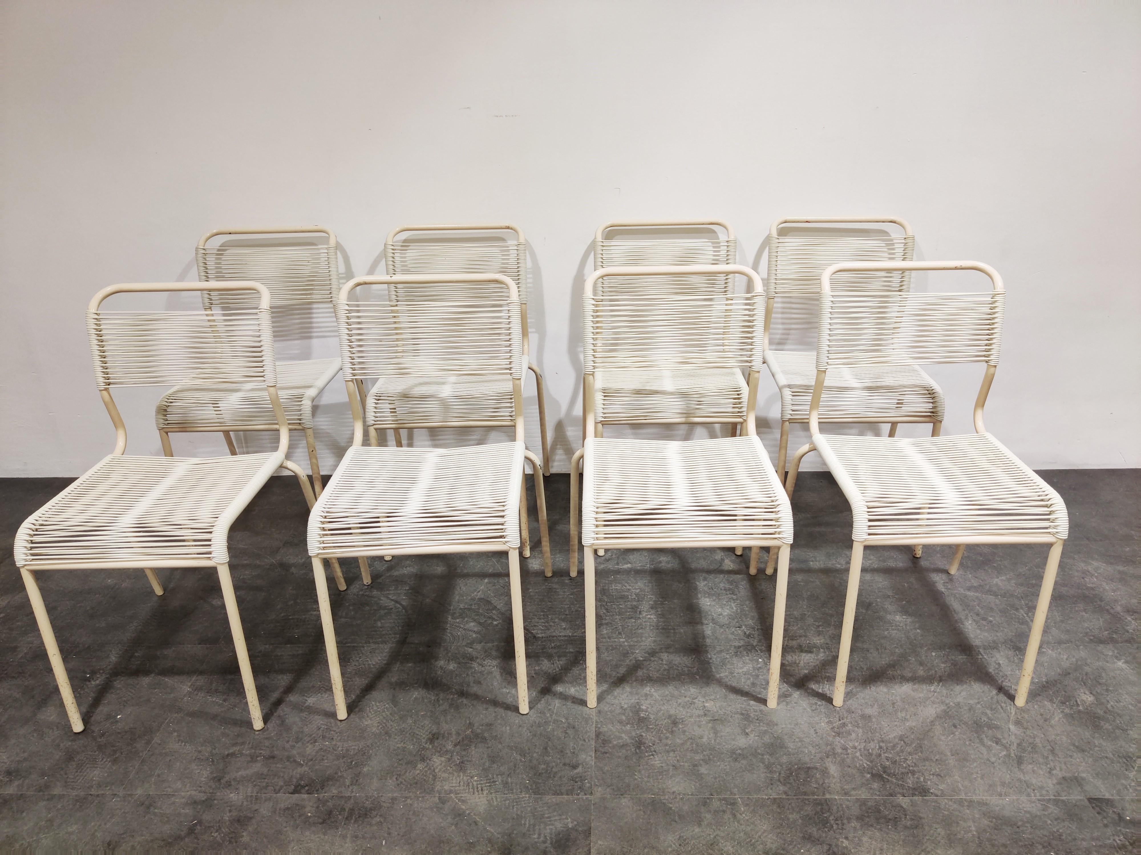 Set of 6 midcentury so called 'spaghetti' or 'scoubidou' garden chairs or dining chairs.

The chairs have a white aluminum frame and pvc cords.

The chairs where used mostly inside therefore the plastic wires are all in good condition.

Some