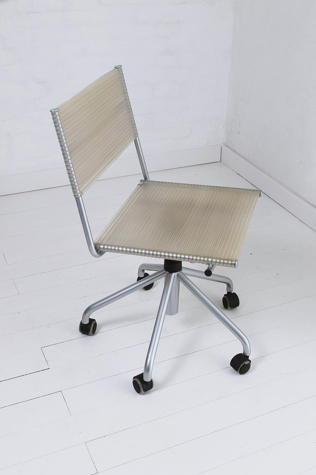 Rare vintage Italian Miss B desk chair by Tito Agnoli.
In the edition of Bonacina that is no longer in production.
The chair is adjustable in seat height between 47 and 57 cm by rotating it.