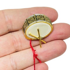 Vintage SPAIN damascene gold tone black pearl drum designer brooch