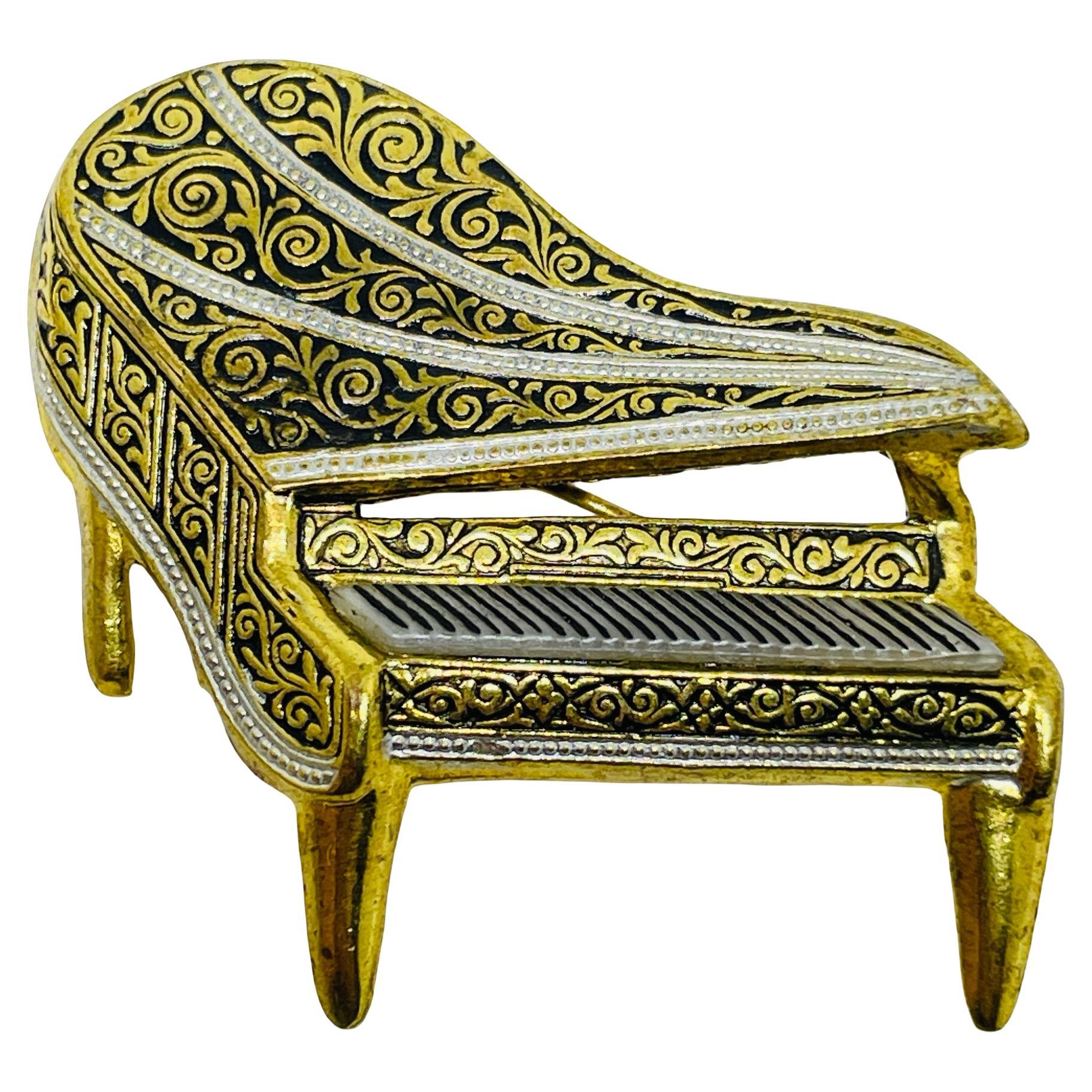 Spilla d
epoca SPAGNOLA damascata in oro nero con pianoforte di design in vendita