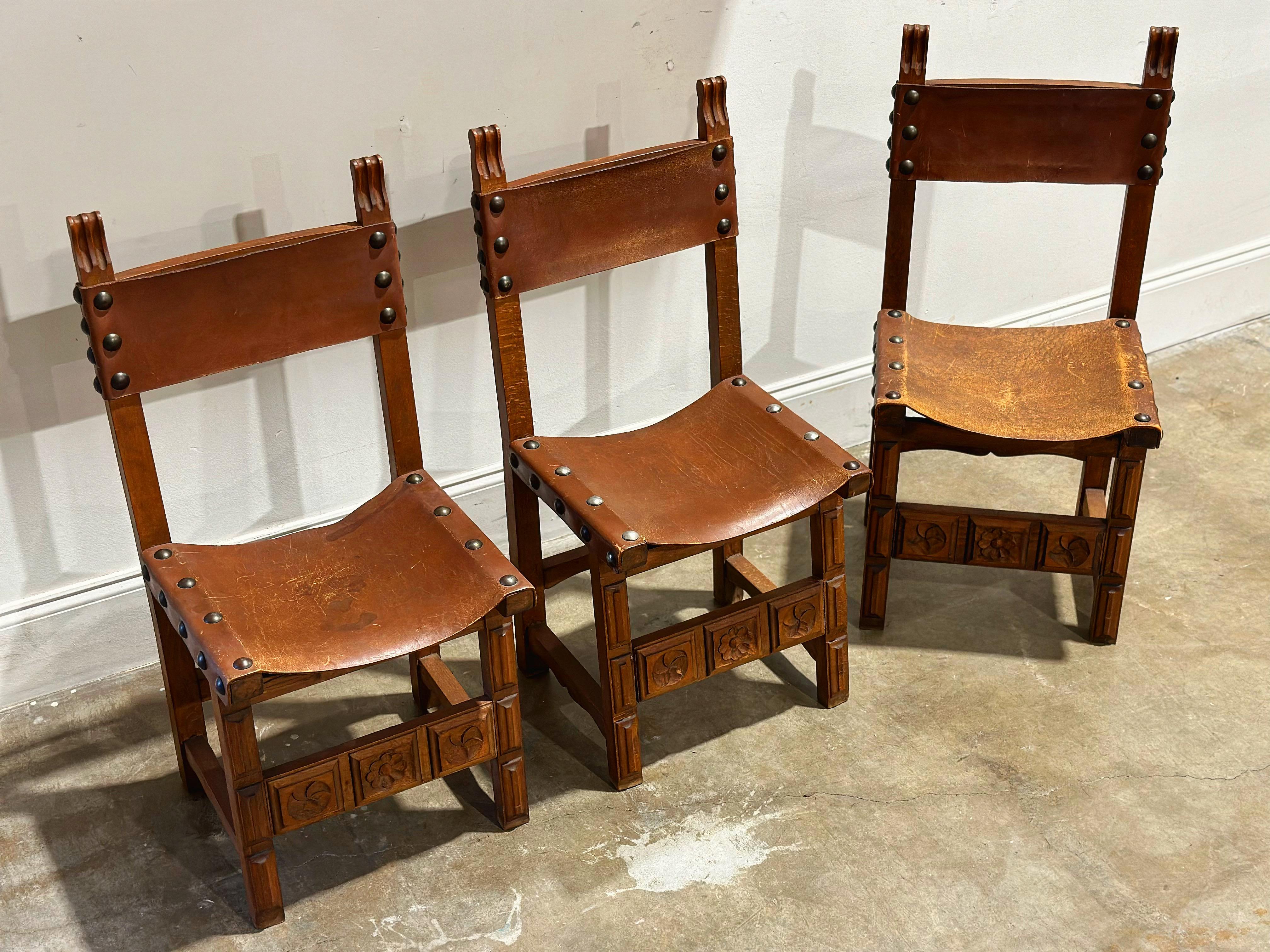 Vintage Spainish Revival geschnitzte Eiche + Leder Esszimmerstühle - Satz von sechs (Colonial Revival) im Angebot