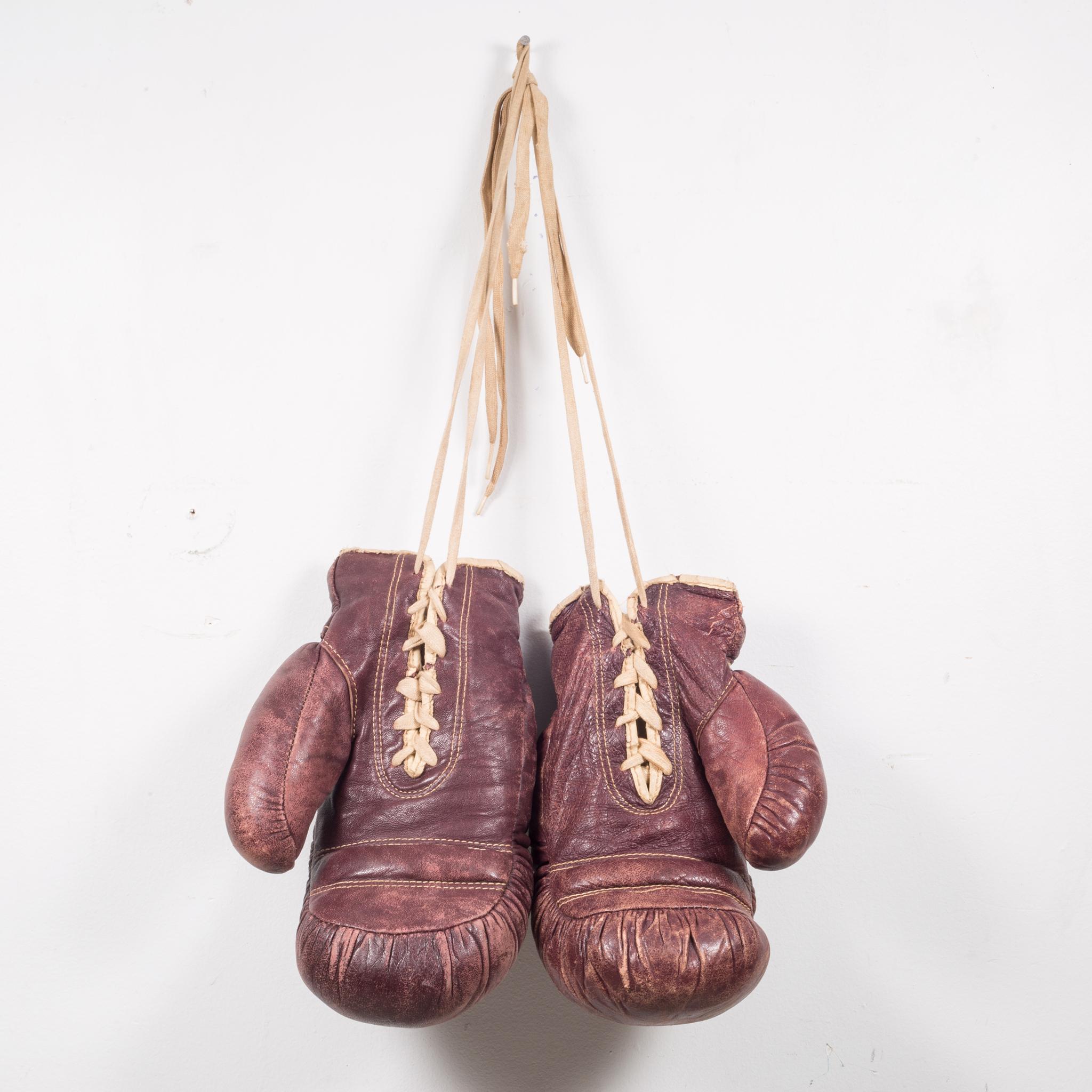 Acerca de

Un par de auténticos guantes de boxeo vintage de cuero marrón rojizo. Cada guante tiene ribetes y cordones de piel de color tostado. El cuero es muy suave y está en buen estado. Estampado 