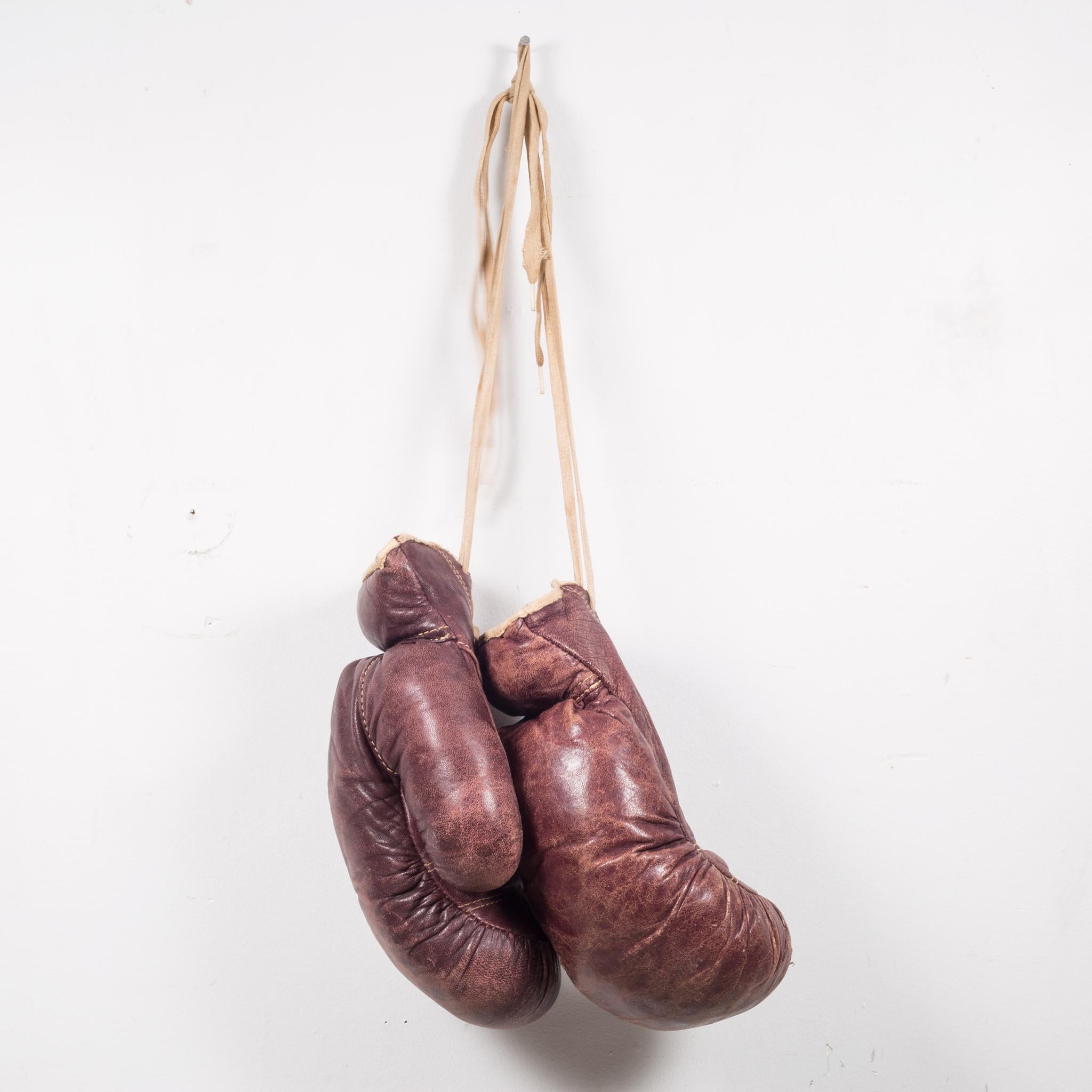 Guantes de boxeo de cuero Spalding vintage, circa 1950-1960 Estadounidense