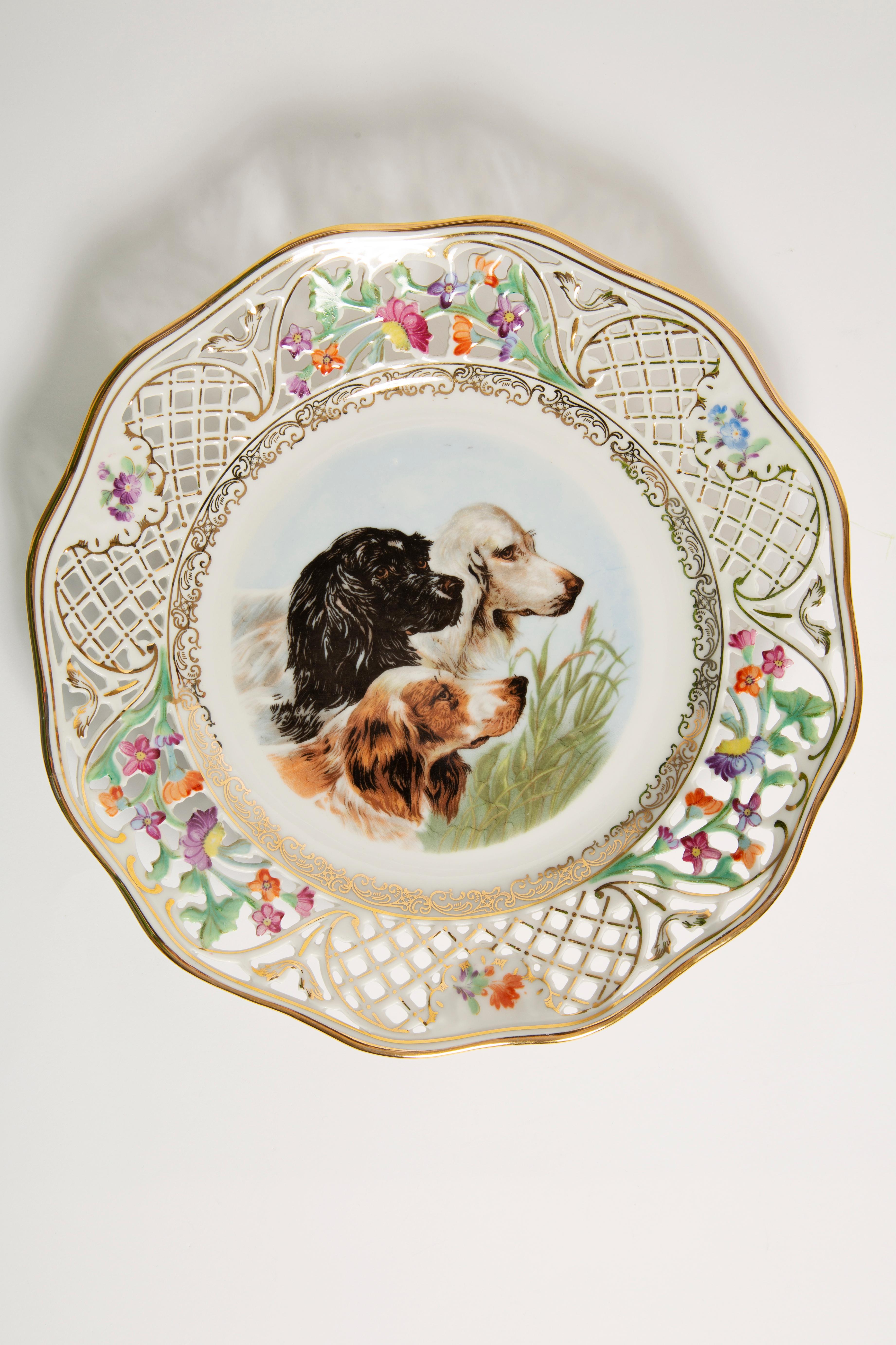 Mid-Century Modern Assiette décorative en porcelaine vintage avec chien et fleurs d'épagneul, Allemagne, 1970 en vente