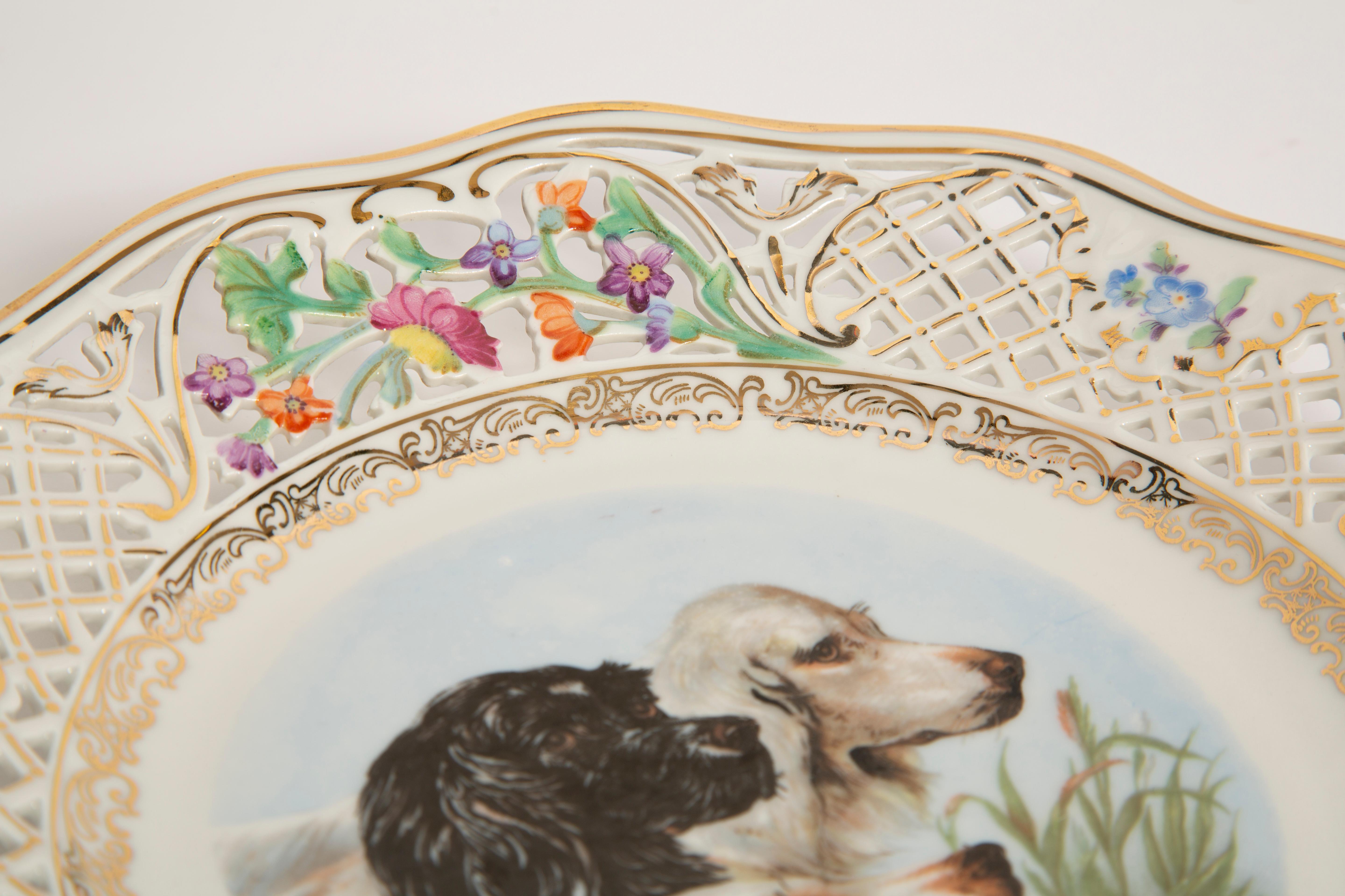 Allemand Assiette décorative en porcelaine vintage avec chien et fleurs d'épagneul, Allemagne, 1970 en vente