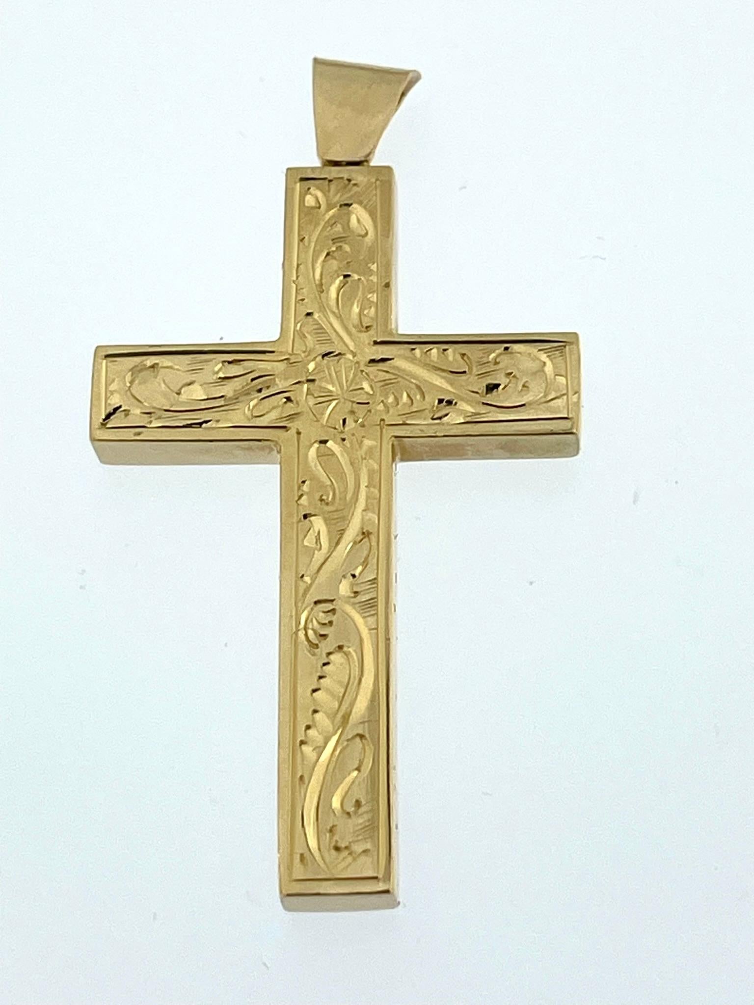 The Vintage Spanish 18kt Yellow Gold Cross with Floral Patterns is a beautifully crafted religious or decorative item with several distinctive features.

This cross is made from 18-karat yellow gold, a high-quality and luxurious material known for