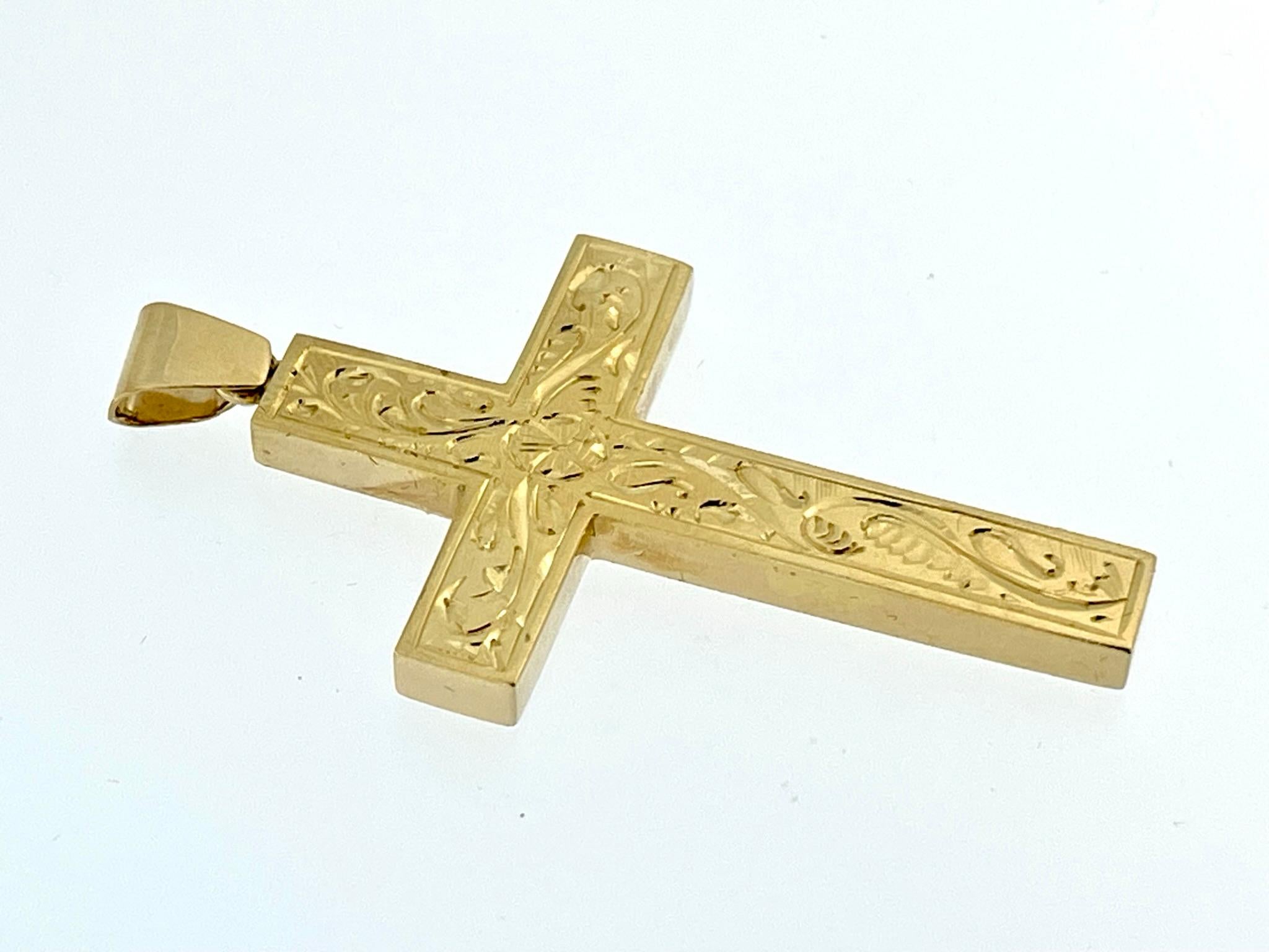 Vintage Spanish 18kt Yellow Gold Cross with Floral Patterns  In Good Condition For Sale In Esch-Sur-Alzette, LU