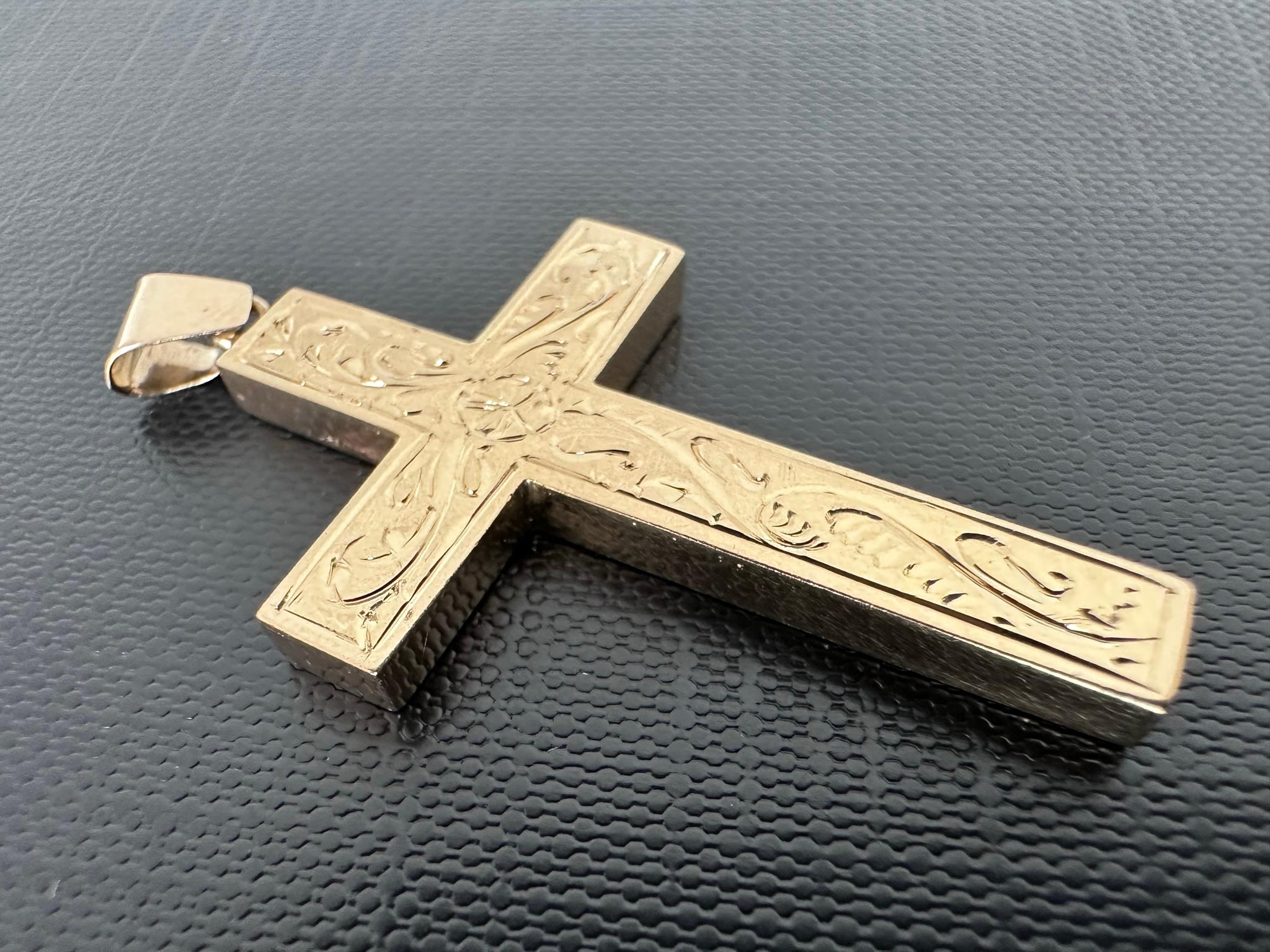 Women's or Men's Vintage Spanish 18kt Yellow Gold Cross with Floral Patterns  For Sale