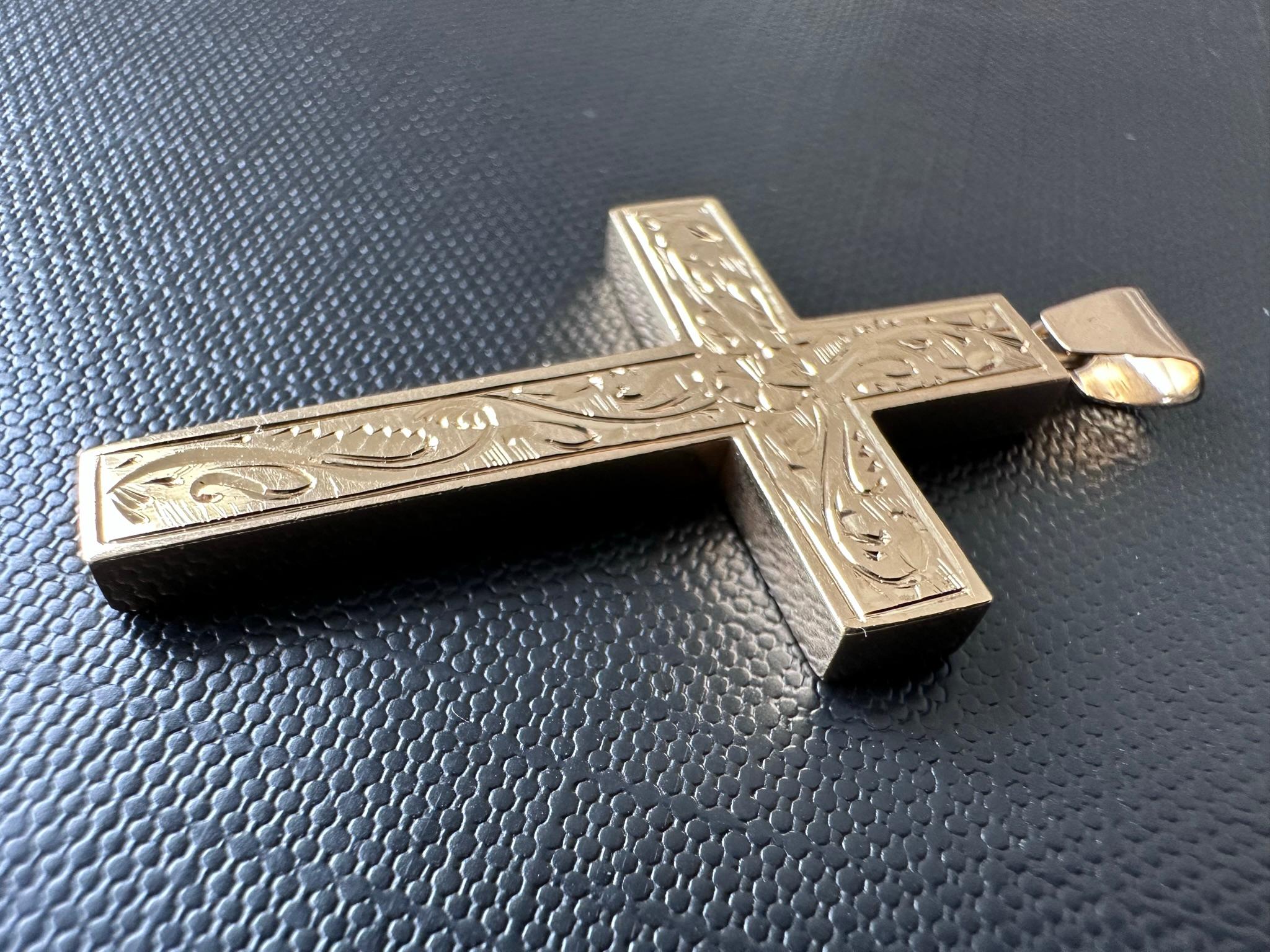 Vintage Spanish 18kt Yellow Gold Cross with Floral Patterns  For Sale 1