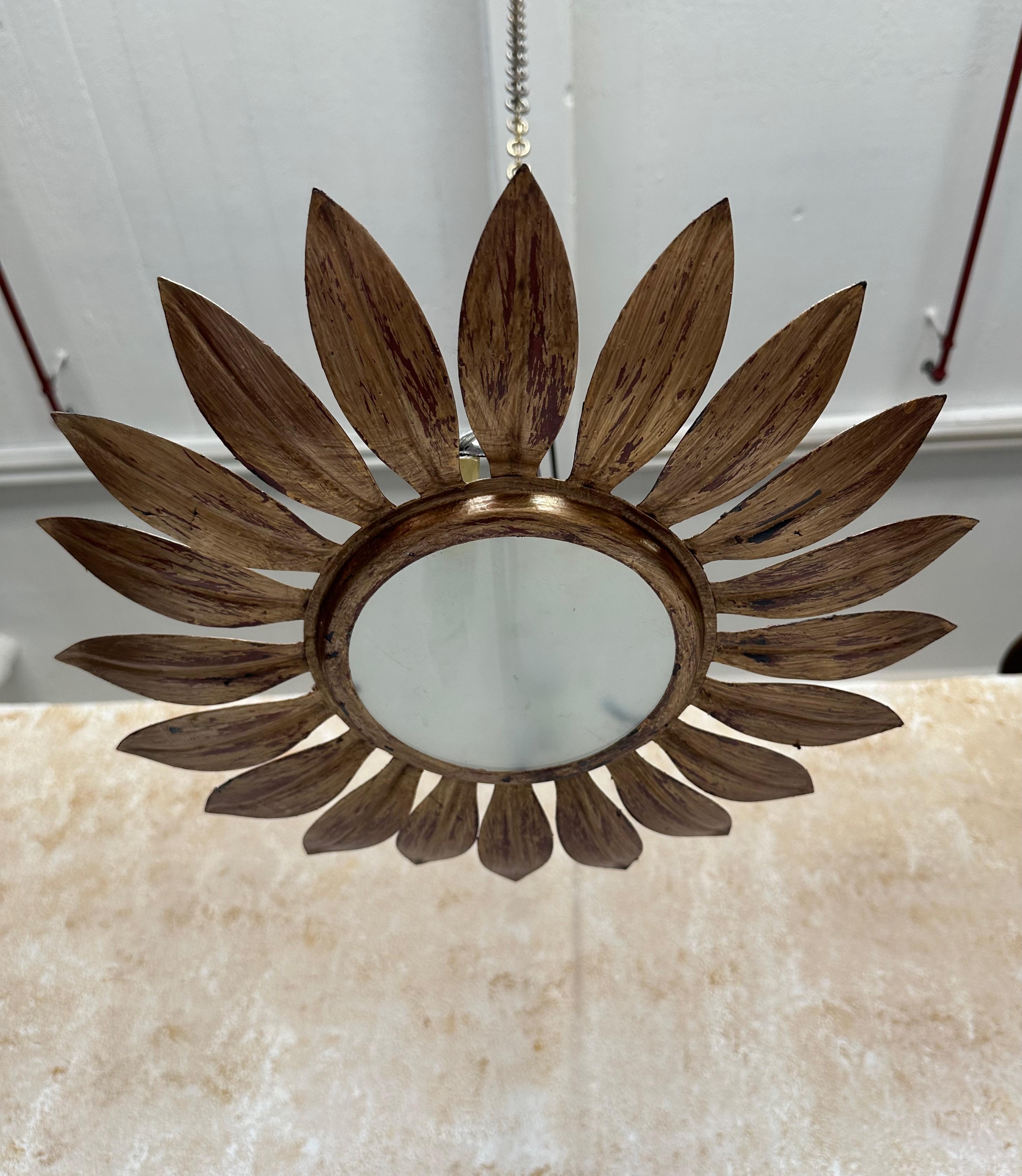 Ce plafonnier encastré espagnol des années 1950 présente un anneau de feuilles étroitement jointes rayonnant à partir d'un cercle central solide en verre dépoli. La finition appliquée à la main est d'origine et présente une riche patine dorée sur