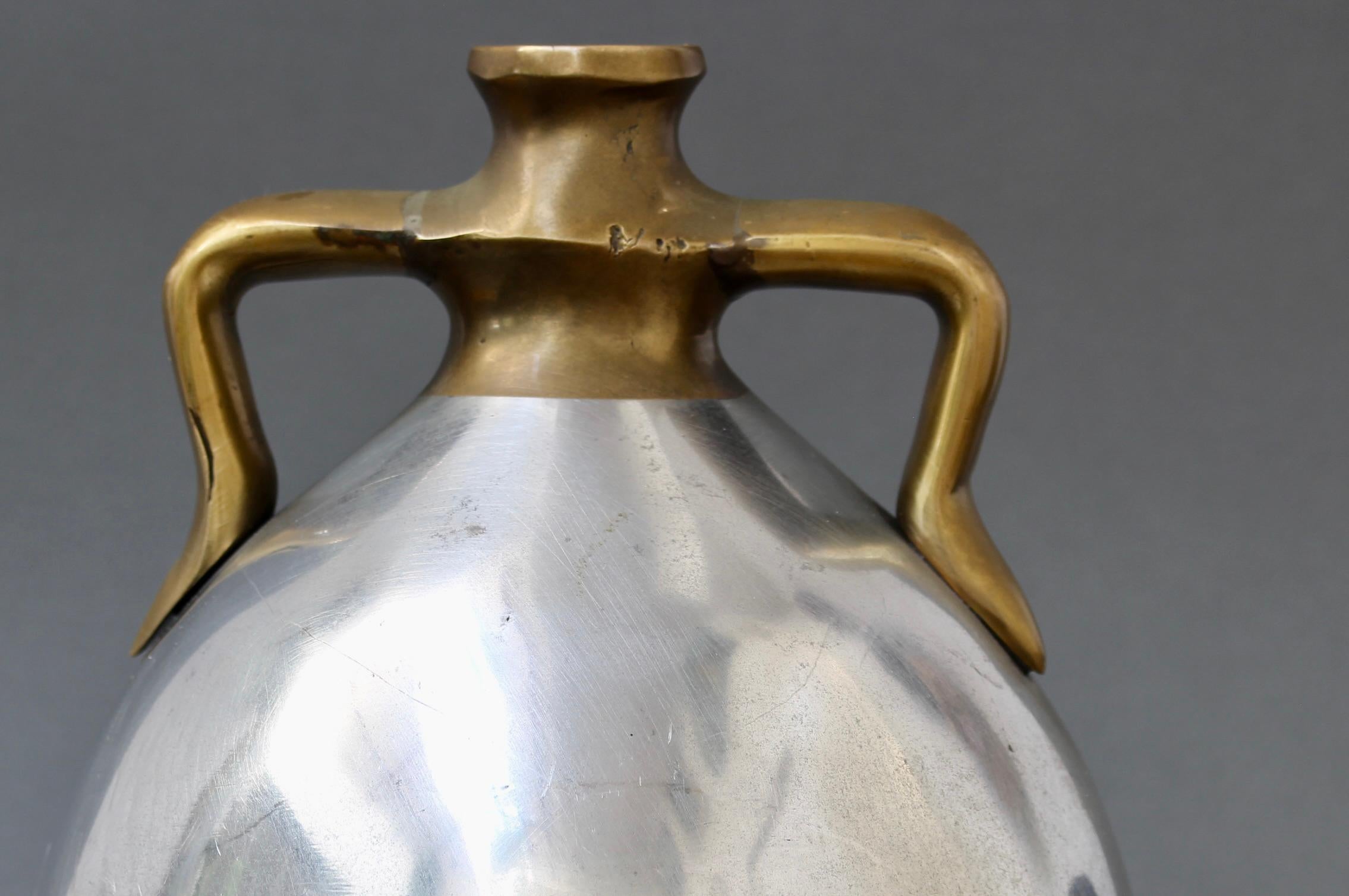 Vase espagnol vintage en aluminium et laiton brutaliste de Alfonso Marquez  en vente 5