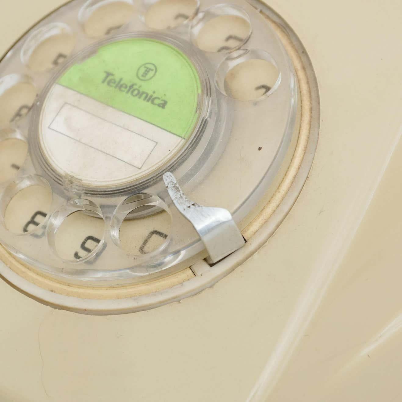 Teléfono analógico español vintage de Telefónica, hacia 1980 3