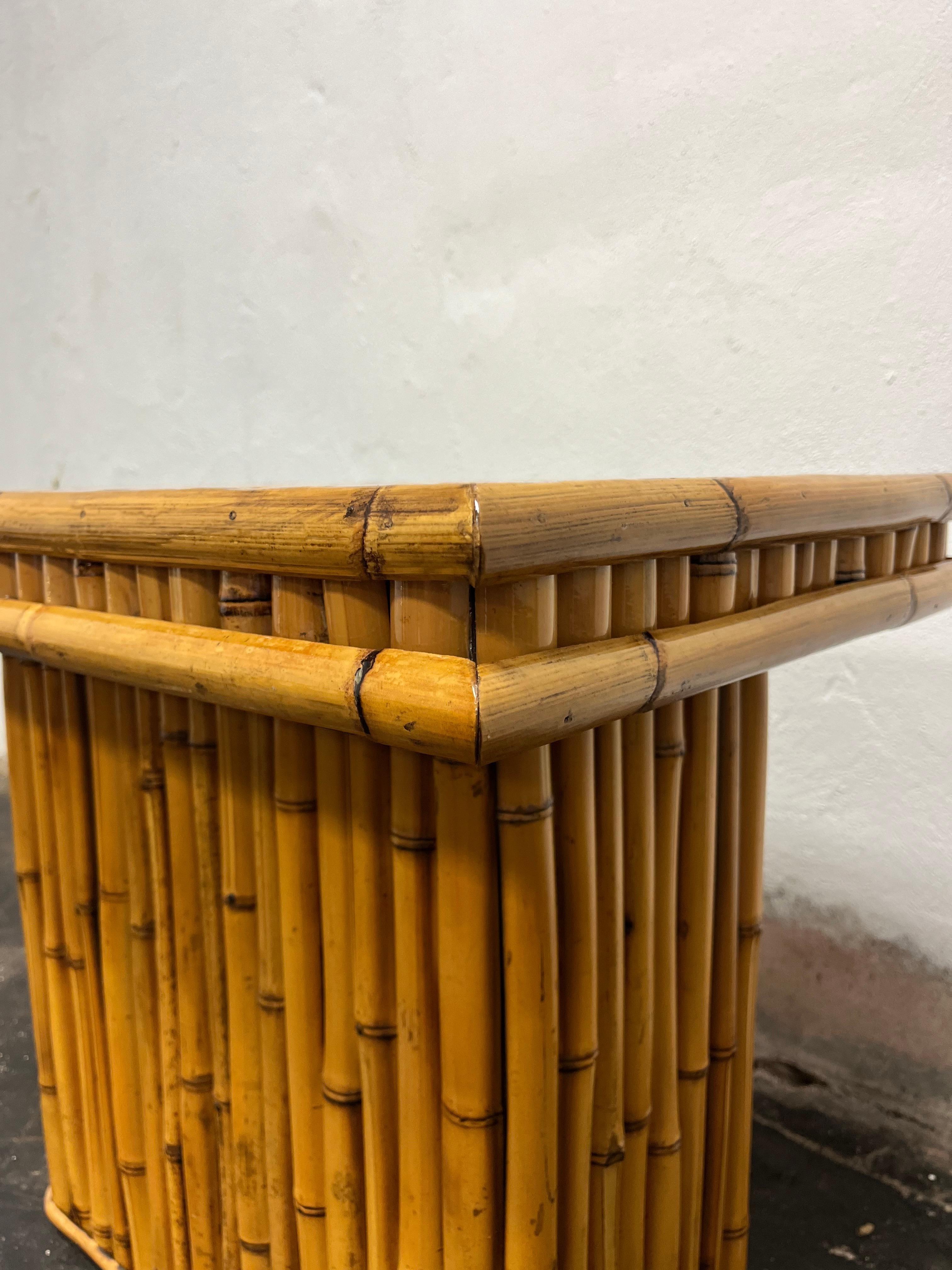 Magnifique table d'appoint en bambou espagnol lourd. Construction solide. Bambou de forte épaisseur avec surface supérieure tissée en chevrons scellée dans la laque. Présence substantielle avec le dessus constitué d'une lèvre verticale garnie de