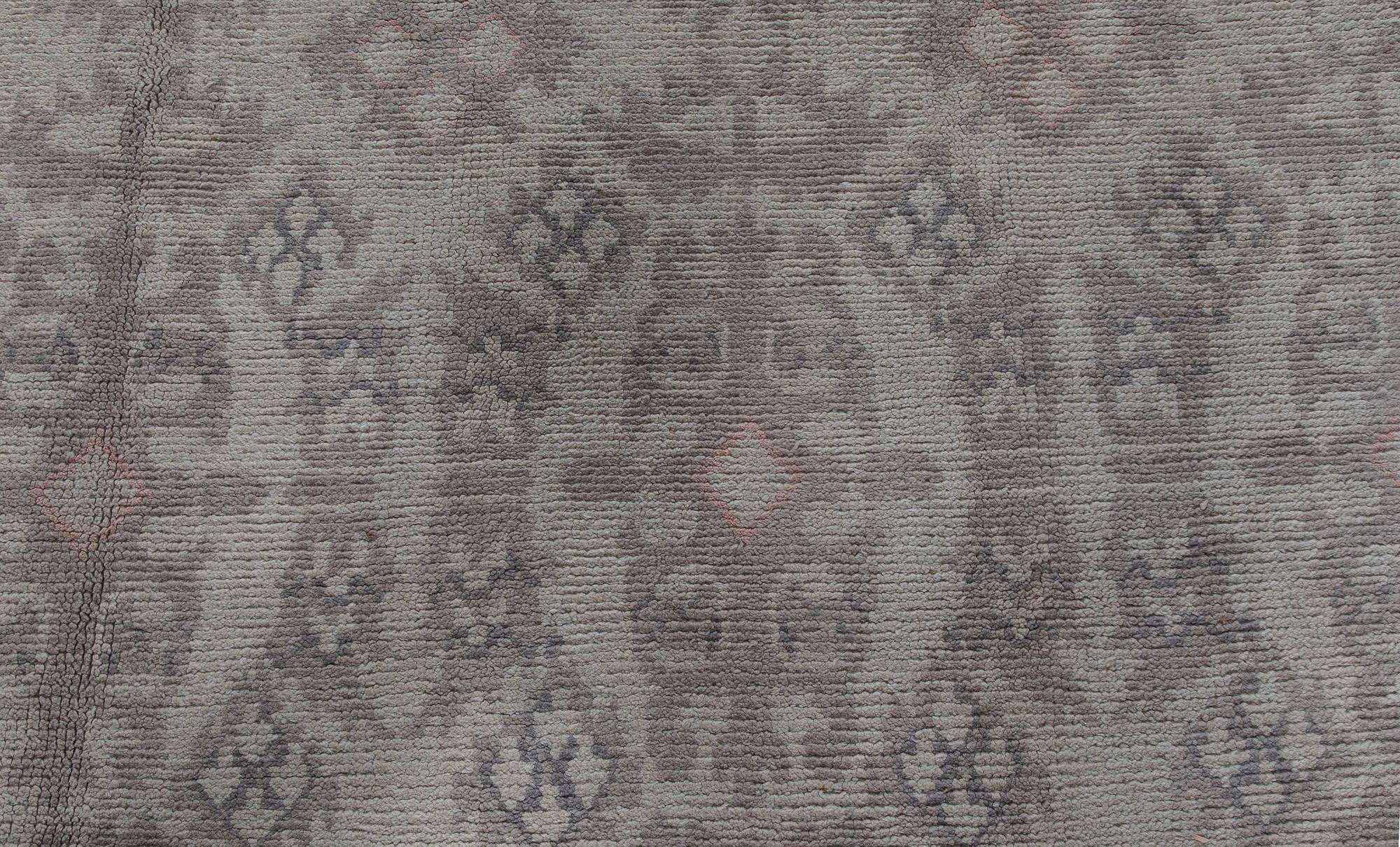 High-quality Vintage Spanish beige handmade wool rug
Size: 13'8
