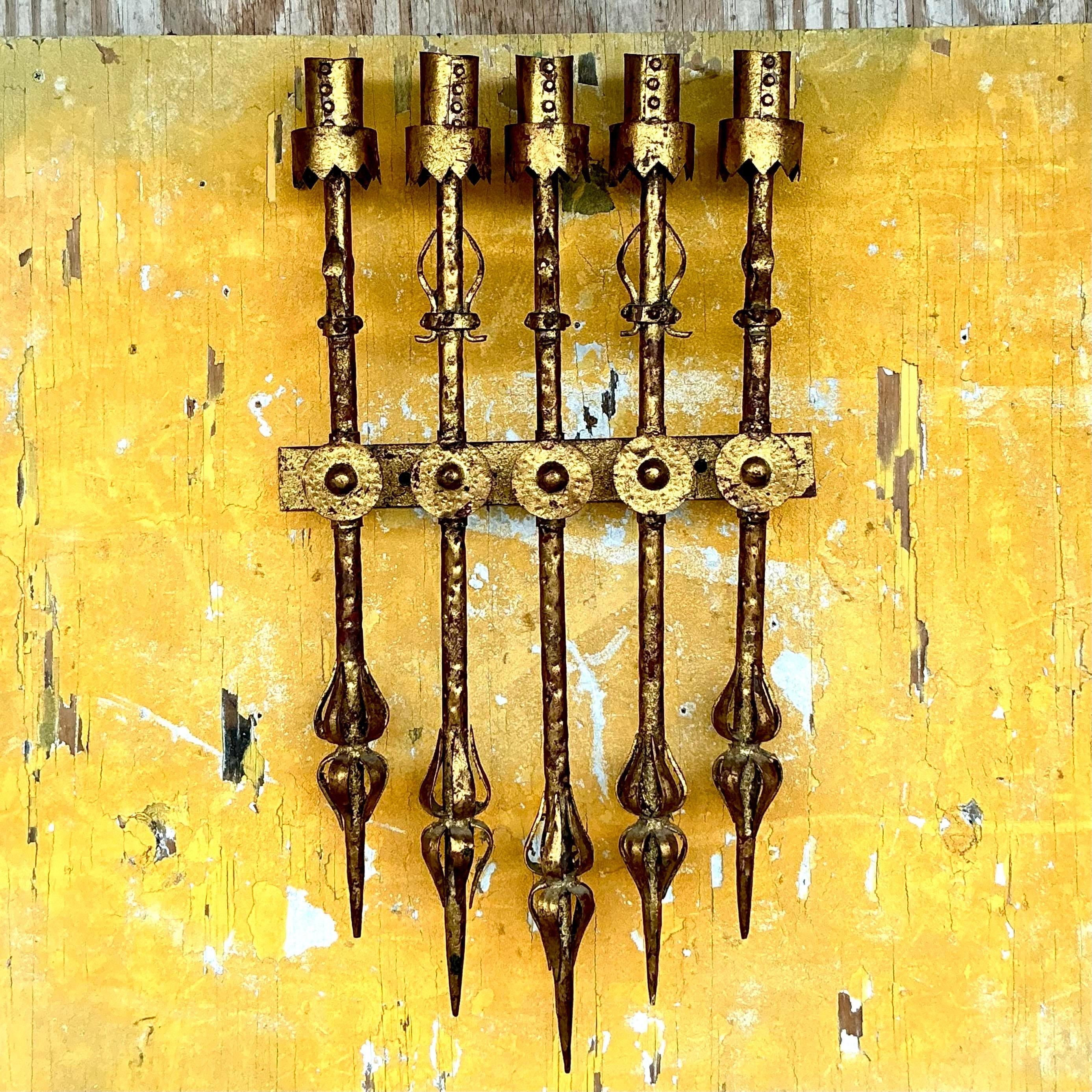 Fai una dichiarazione audace con questa applique a cinque bracci in stile brutalista spagnolo vintage. Caratterizzata da un design scultoreo e robusto con cinque bracci, questa applique incarna la bellezza grezza dell'arte brutalista. Perfetta per