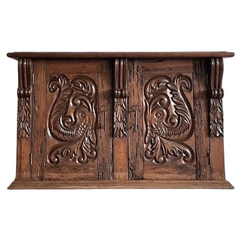 Cabinet vintage en cyprès d'Écorce sculpté d'Espagne