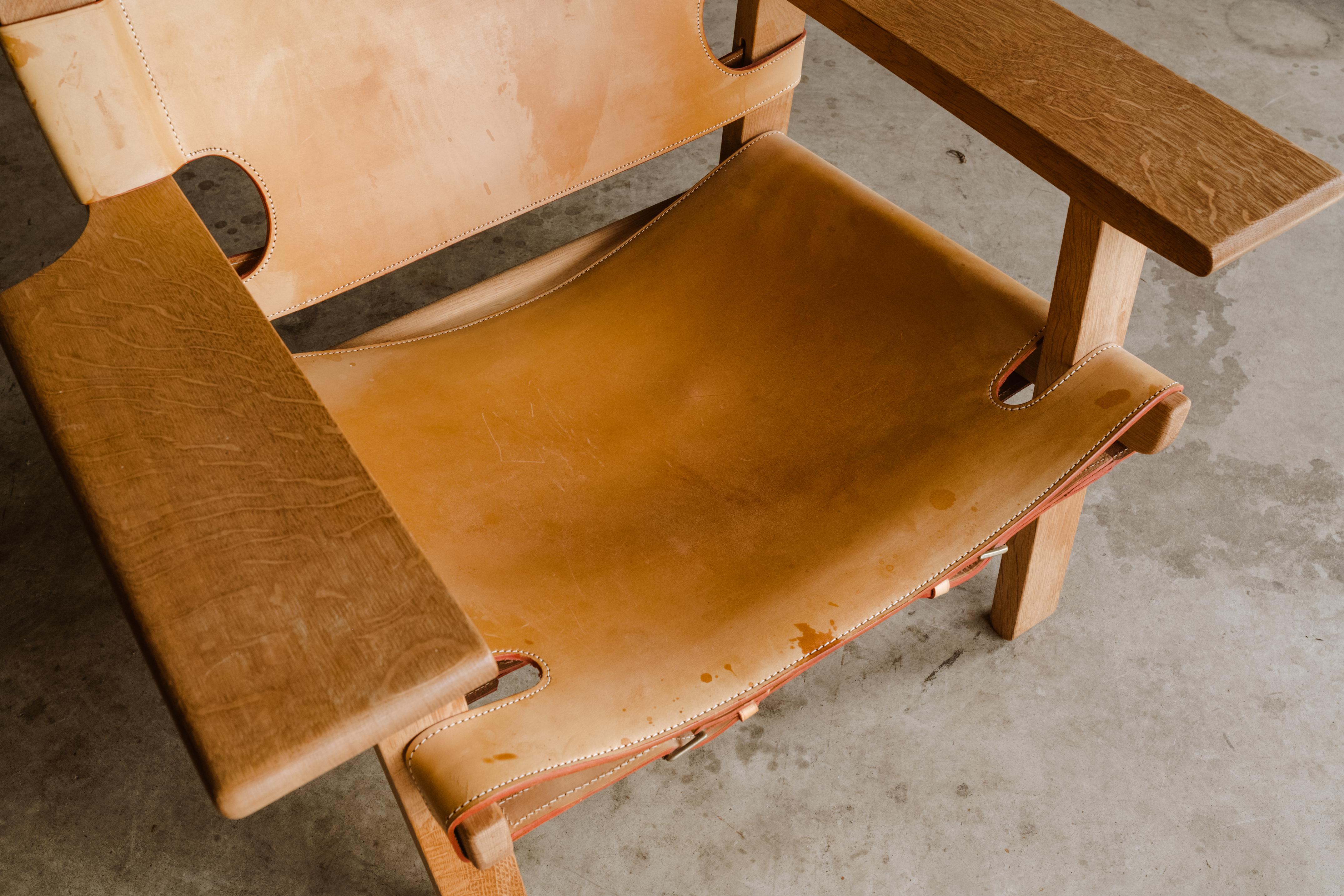 Spanischer Vintage-Stuhl von Børge Mogensen aus Eiche und dickem cognacfarbenem Leder. Produziert von Fredericia Furniture, Dänemark. Leichte Abnutzung und Patina.

Wir haben nicht die Zeit, zu jedem unserer Stücke eine ausführliche Beschreibung zu