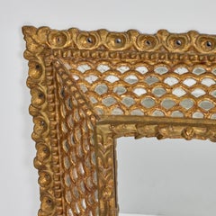 Espejo cuadrado de madera dorada colonial española vintage con inserciones de espejo de escamas de pez