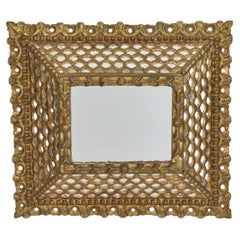 Espejo cuadrado de madera dorada colonial española vintage con inserciones de espejo de escamas de pez
