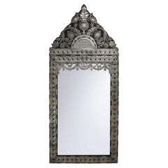 Miroir mural de style colonial espagnol vintage avec métal floral appliqué