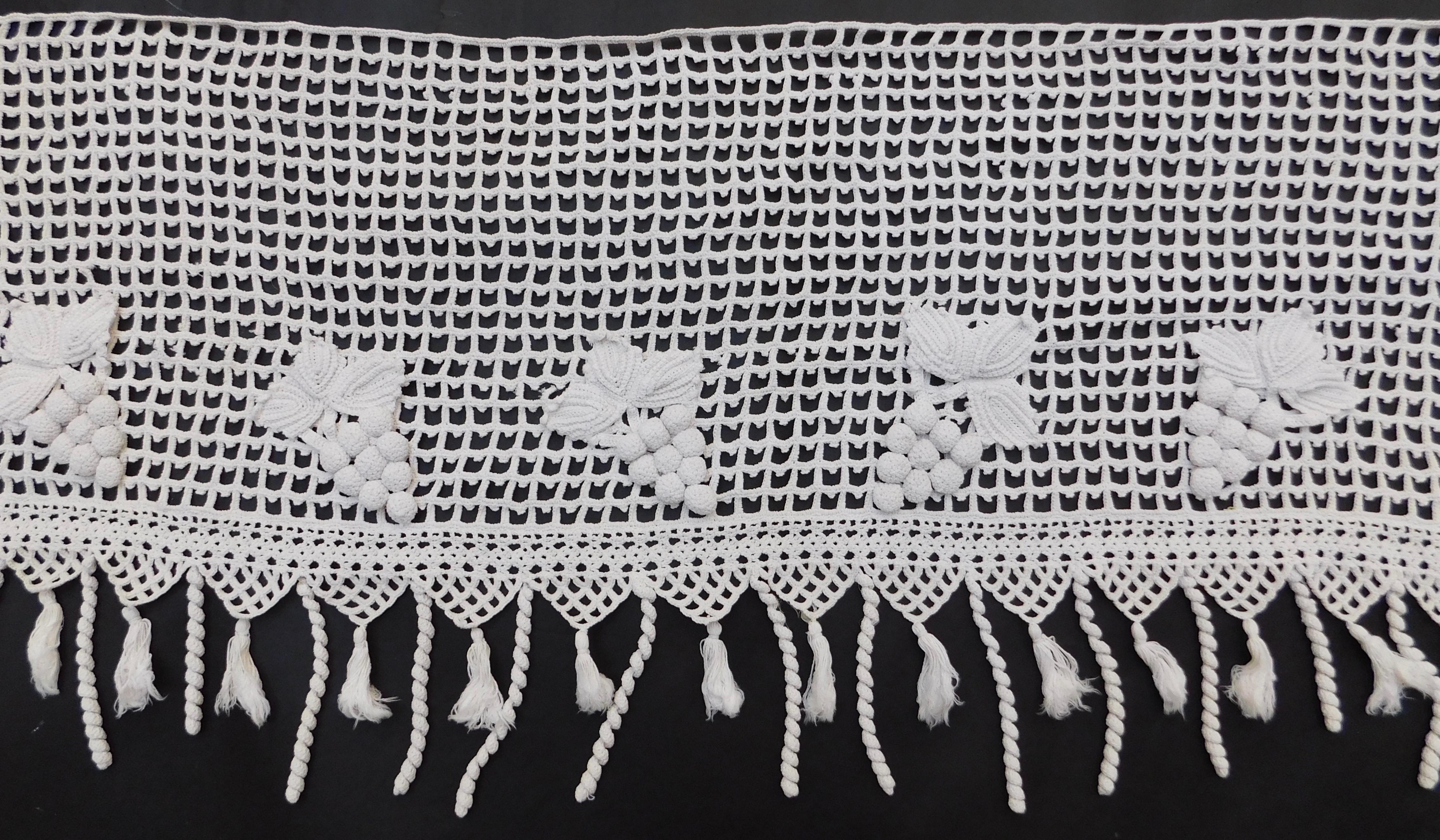 Vintage Spanish Crocheted Cotton Valance with Grapes In Fair Condition For Sale In Antwerp, BE