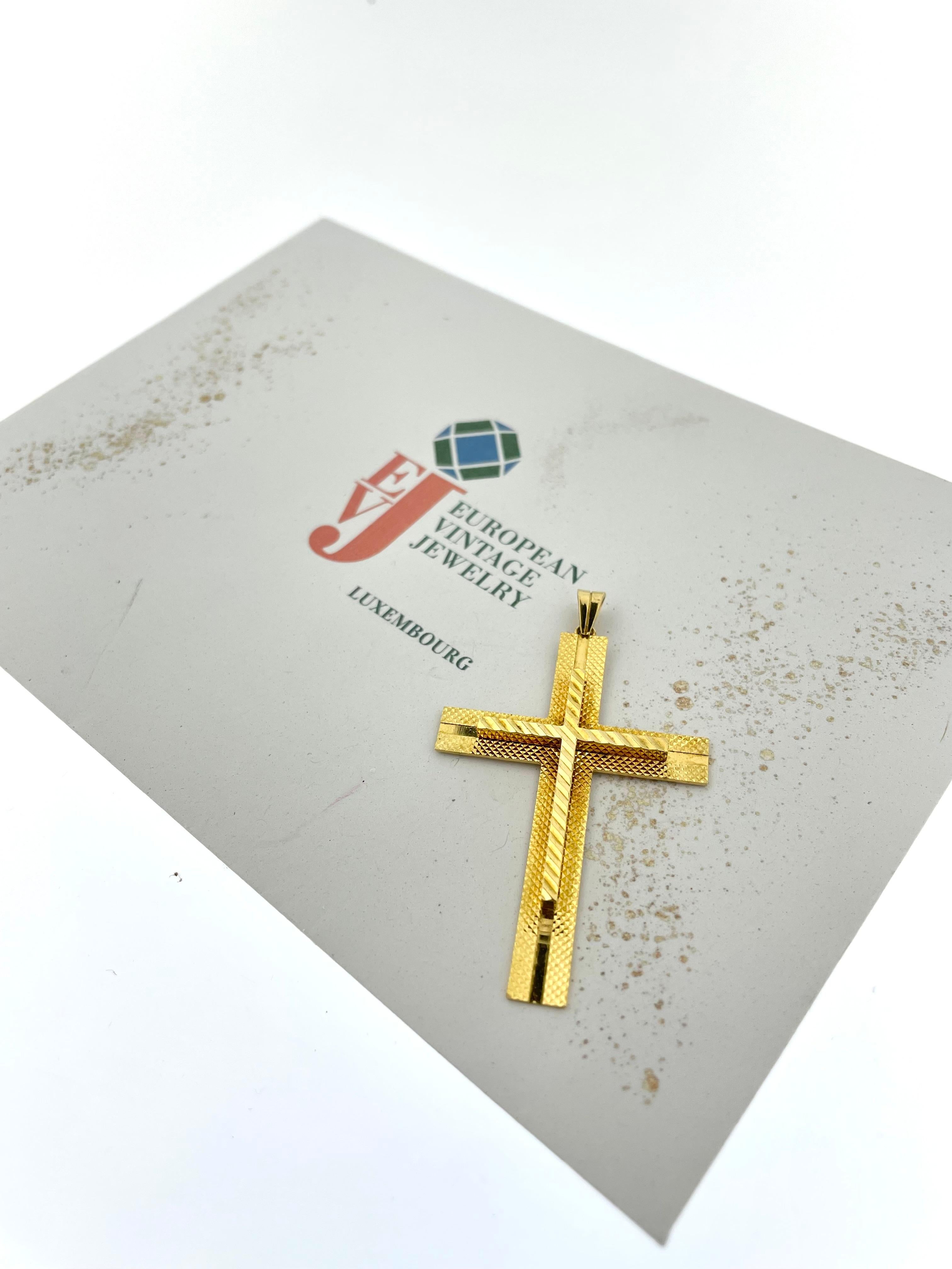 Vintage Spanish Cross 18 karat Yellow Gold For Sale 1