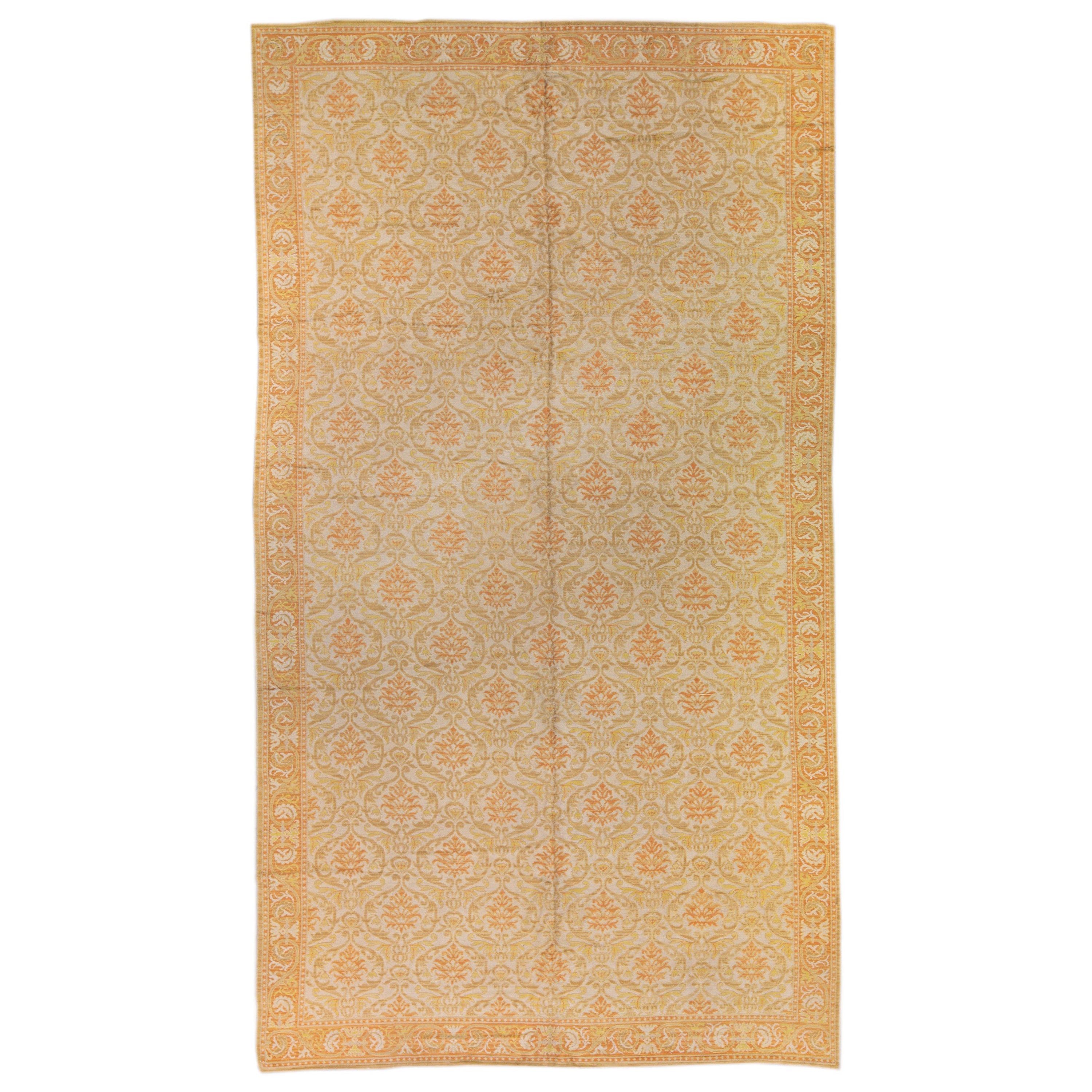 Spanischer, handgefertigter, geblümter Oversize-Wollteppich in Beige, Cuenca, Spanish Cuenca im Angebot
