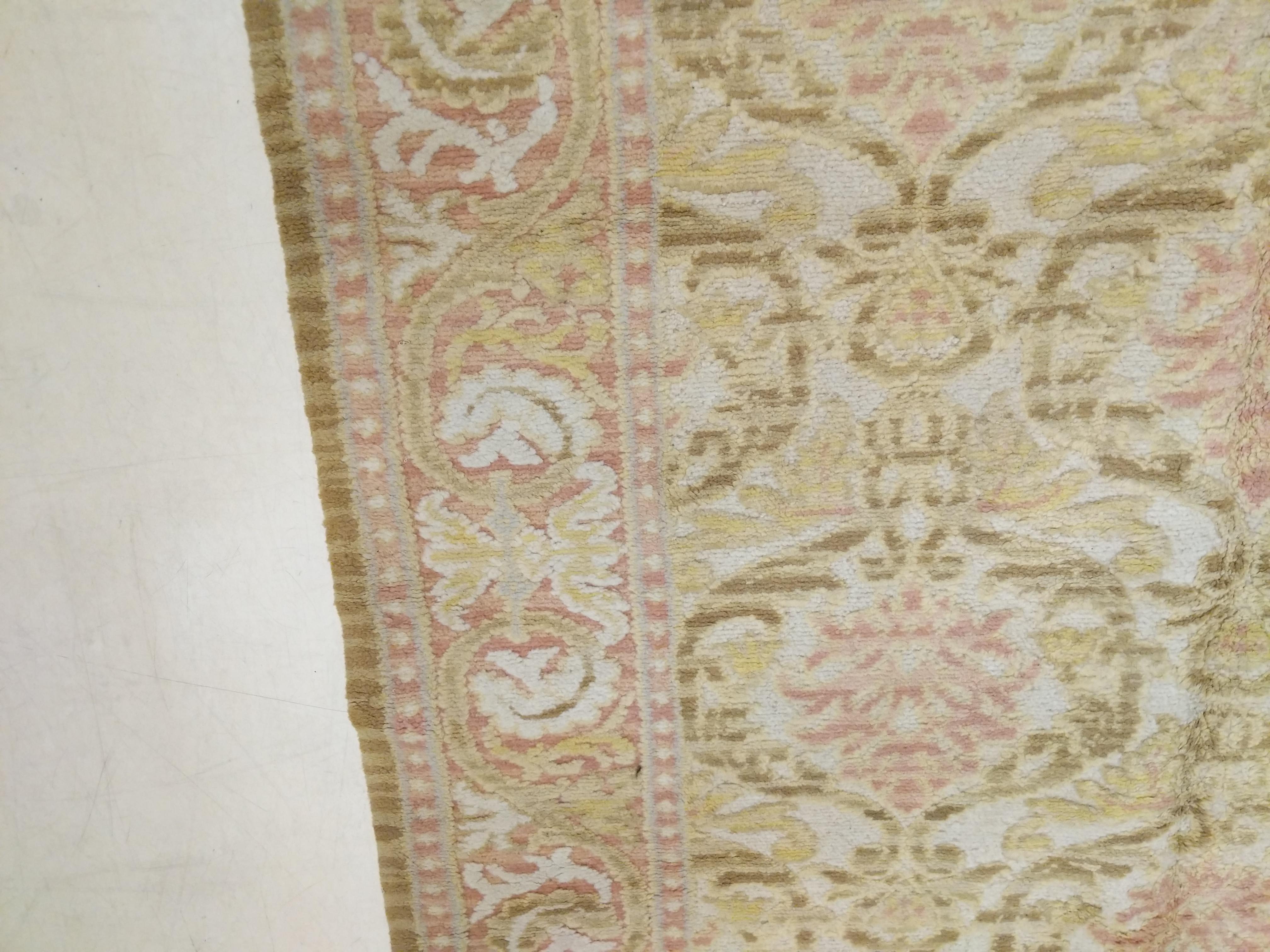 Alfombra española vintage de Cuenca con diseño de palmetas renacentistas en venta 9