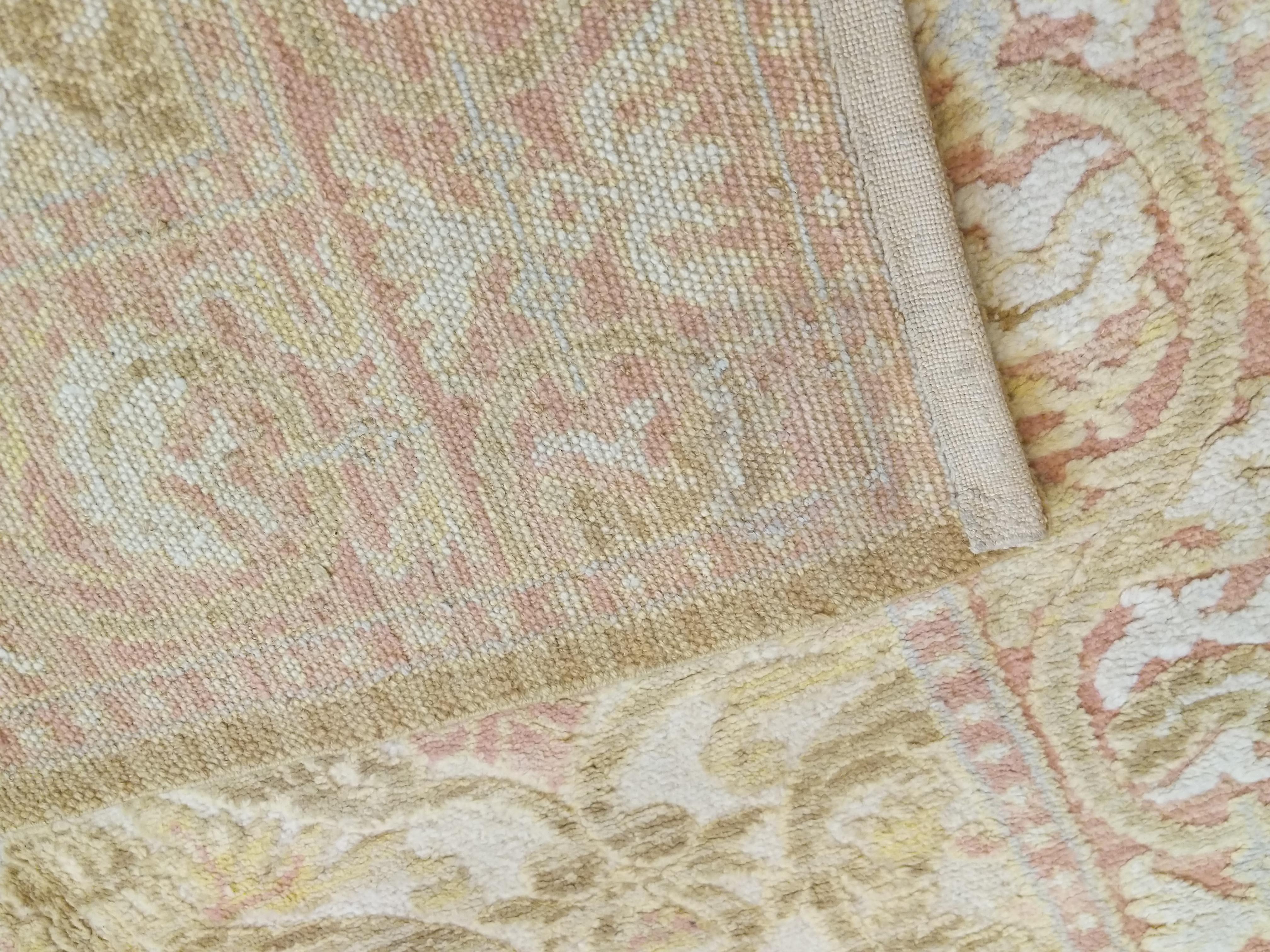 Spanischer Cuenca-Teppich im Vintage-Stil mit Palmette-Design aus der Renaissance im Angebot 11