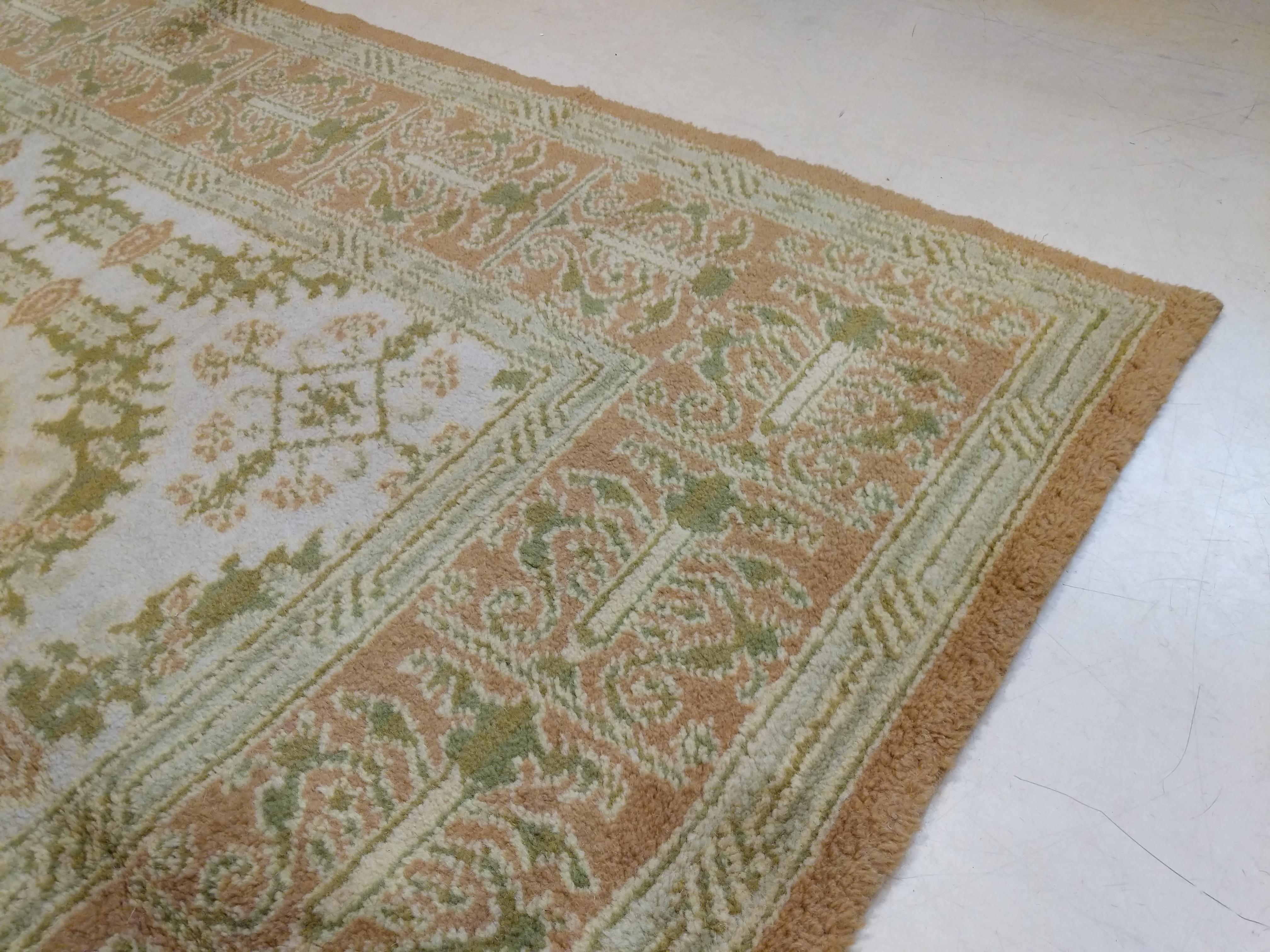 Vintage Spanish Cuenca Rug with Renaissance Wreath Pattern For Sale 3
