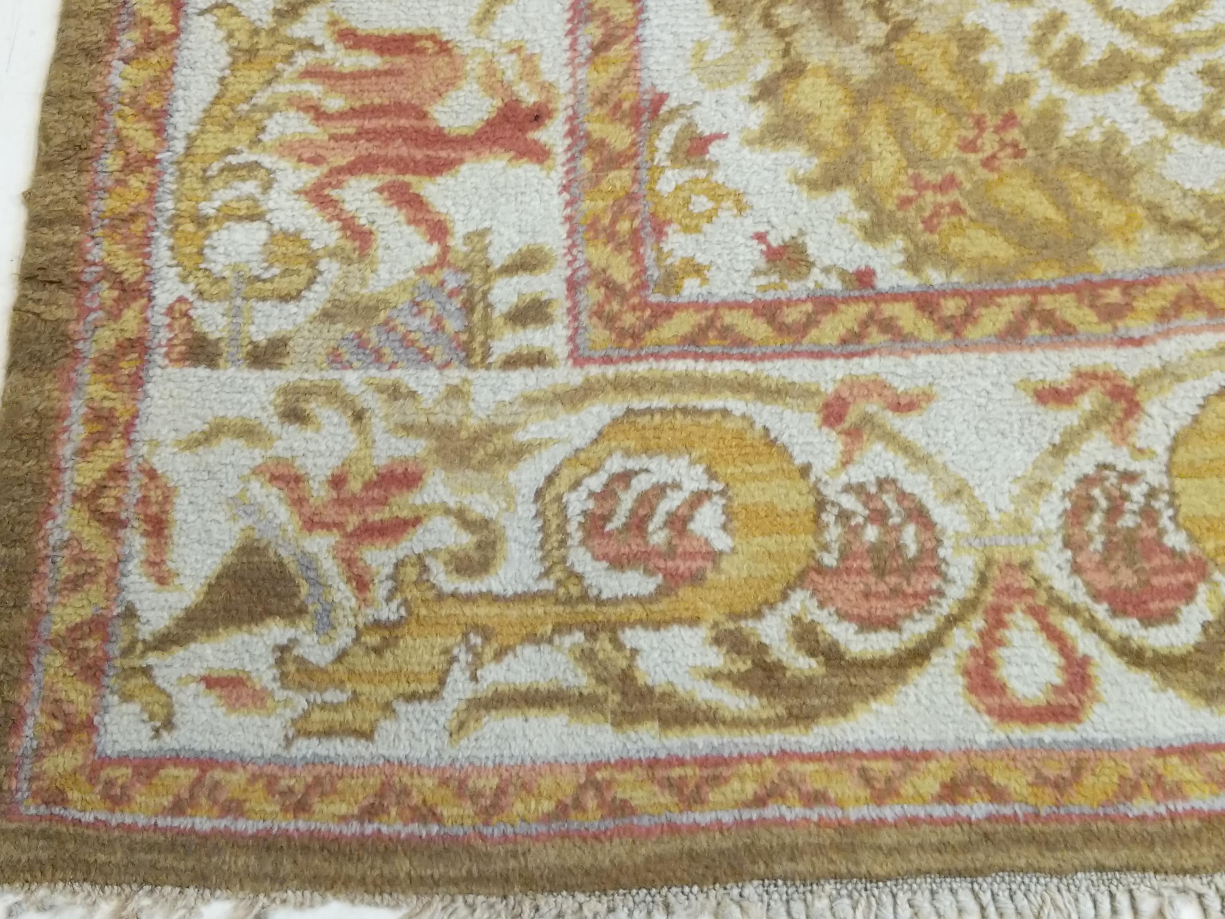 Vintage Spanish Cuenca Rug with Renaissance Wreath Pattern  For Sale 5