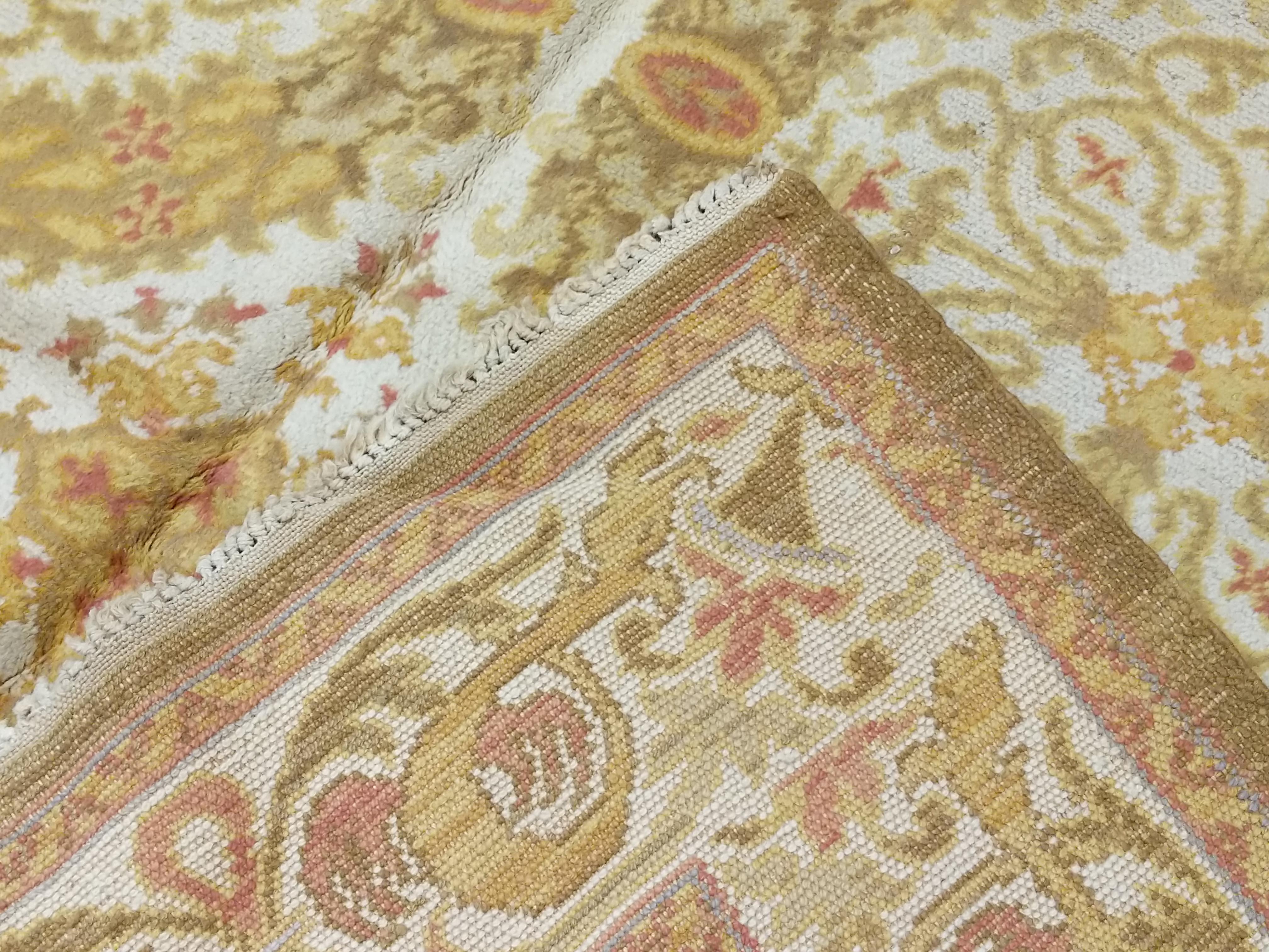 Tapis Cuenca espagnol vintage avec motif de couronnes de la Renaissance  en vente 4