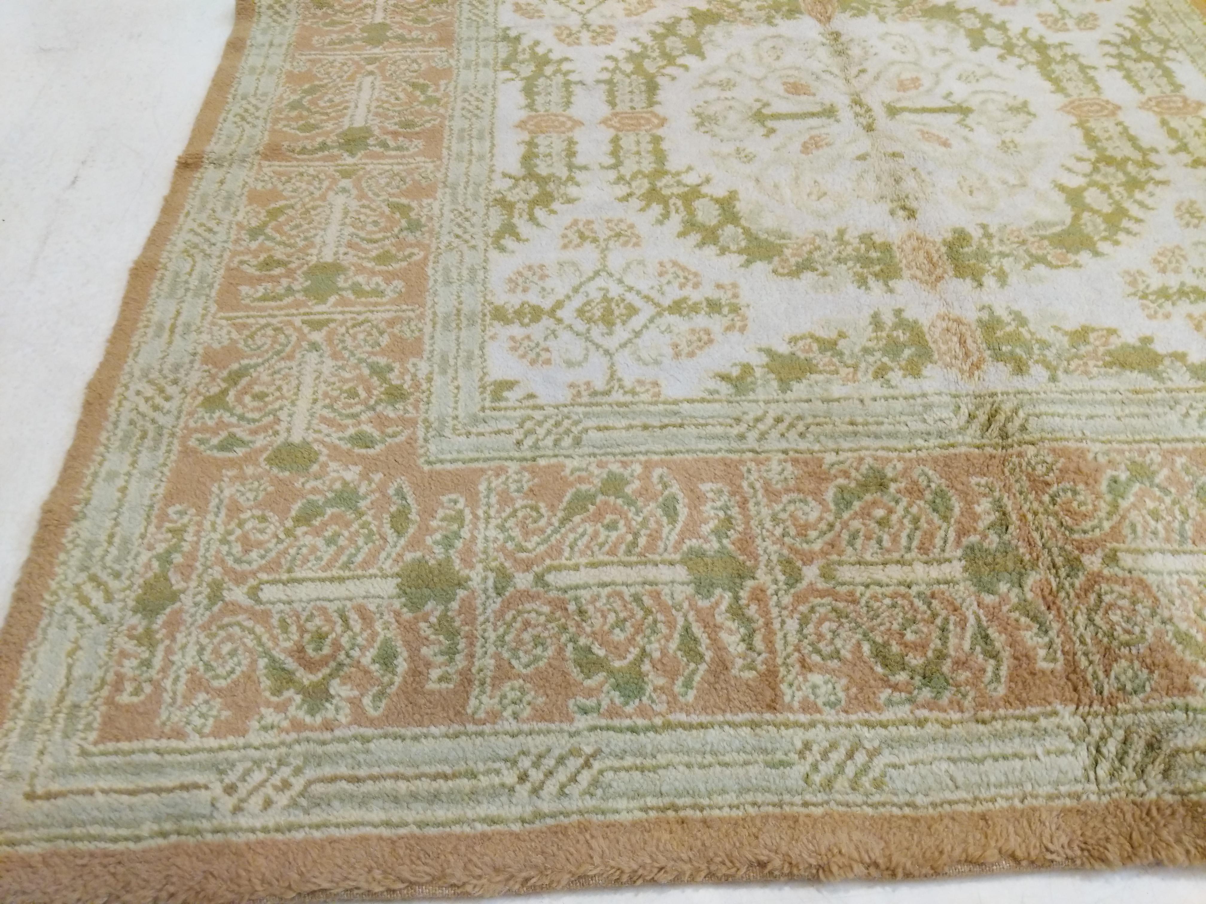 Vintage Spanish Cuenca Rug with Renaissance Wreath Pattern For Sale 2