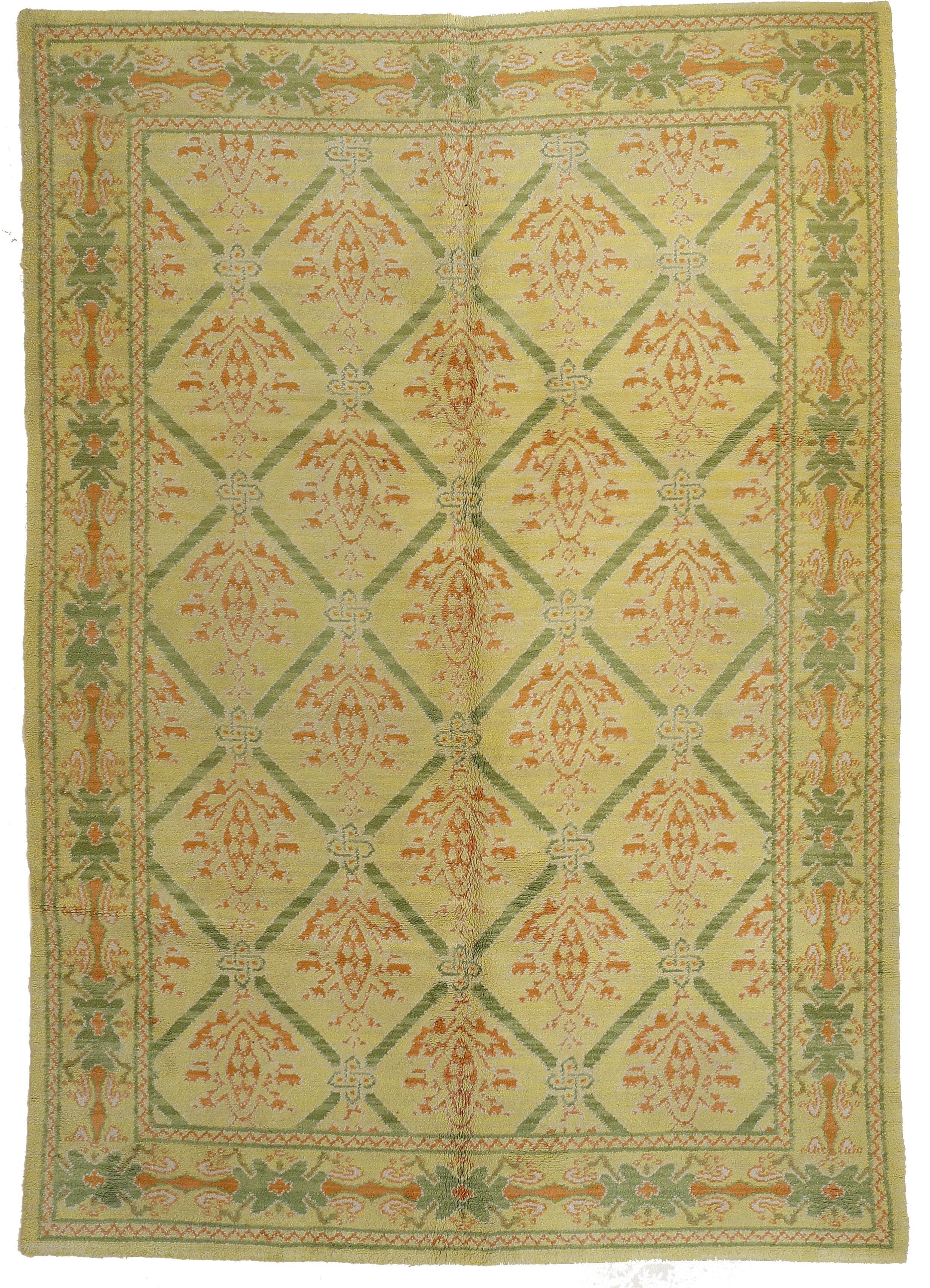The court workshop called 'Real Fabrica de Tapices' has been active in Madrid since the 17th century, supplying handmade carpets woven with Turkish (symmetrical) knots to both the court as well as for export.
Throughout the 20th century their