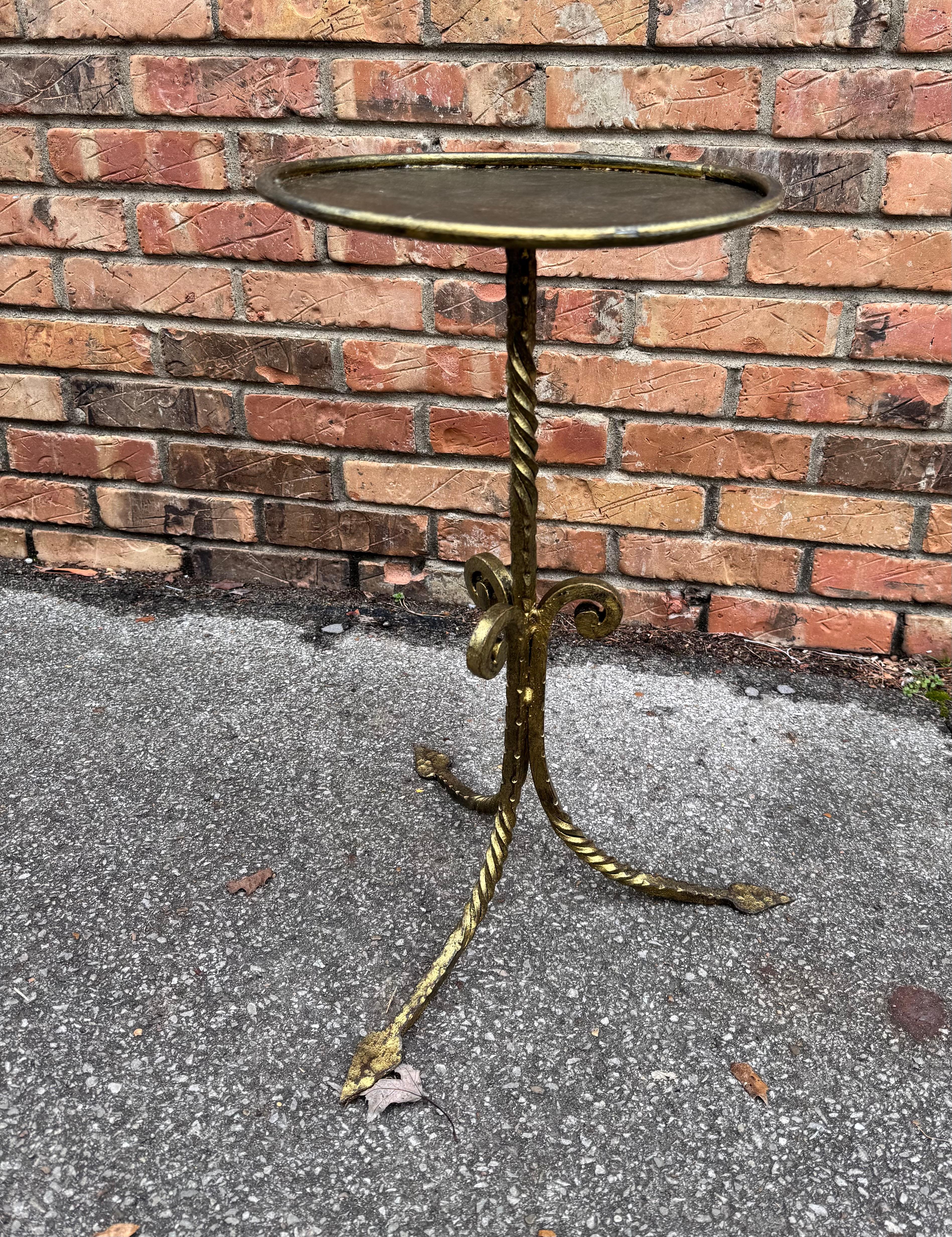Voici une magnifique petite table à boire en fer forgé de fabrication espagnole avec une finition dorée antiquaire. Un style à la fois contemporain et inspiré de l'antiquité qui s'adapte à tous les styles de décoration. Nous avons répertorié