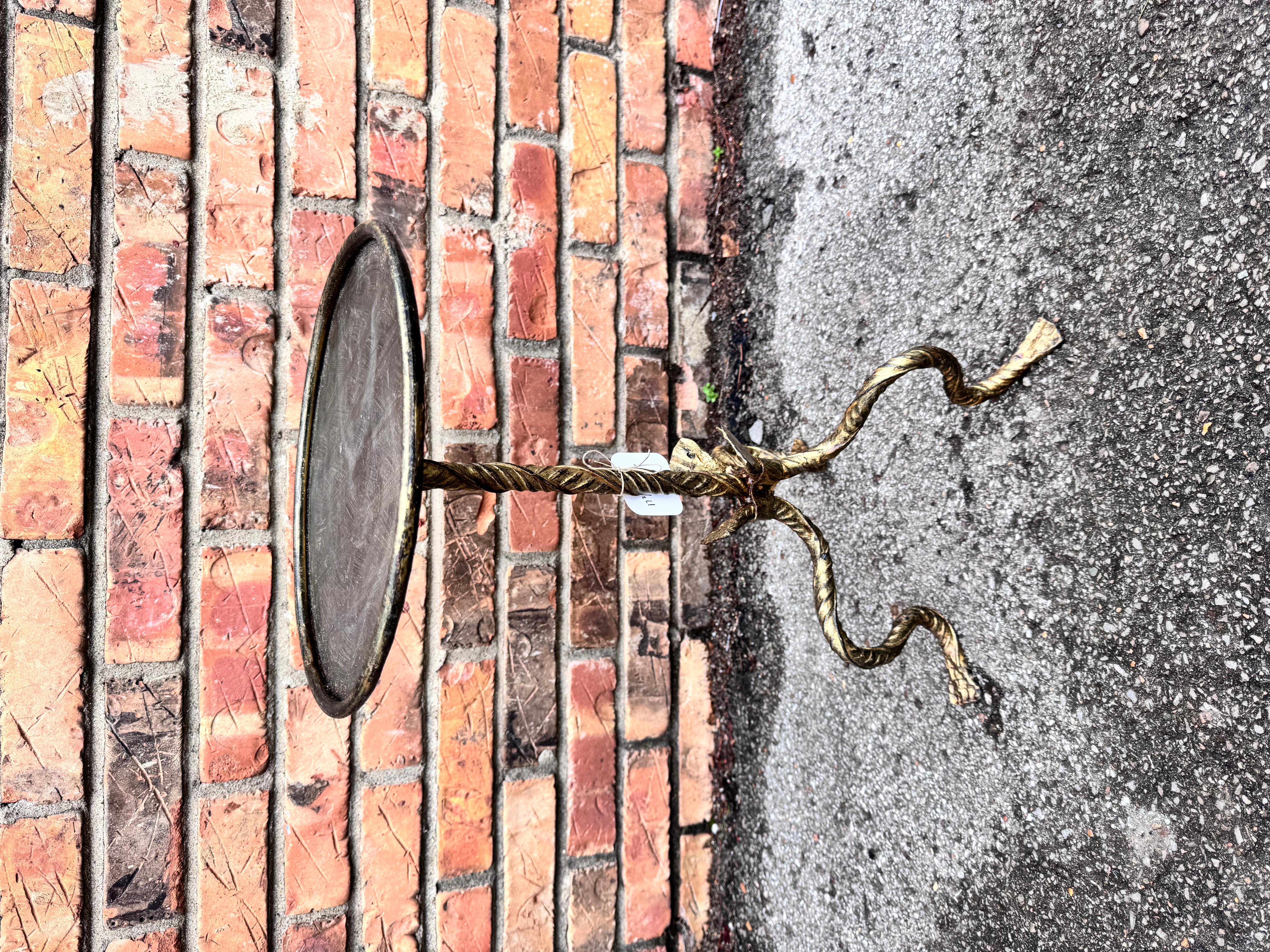 Si tratta di un meraviglioso tavolino in ferro battuto di produzione spagnola con finitura oro anticato.
Stile contemporaneo ma ispirato all'antico per qualsiasi tipo di arredamento. Ne abbiamo diversi in elenco, tutti con un design individuale che