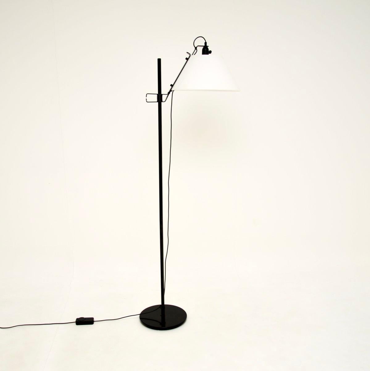 Un très intéressant et élégant lampadaire espagnol vintage de Joan Antoni Blanc pour Metalarte, datant des années 1980.

Joan Antoni Blanc, célèbre designer espagnol, a conçu ce modèle intitulé 