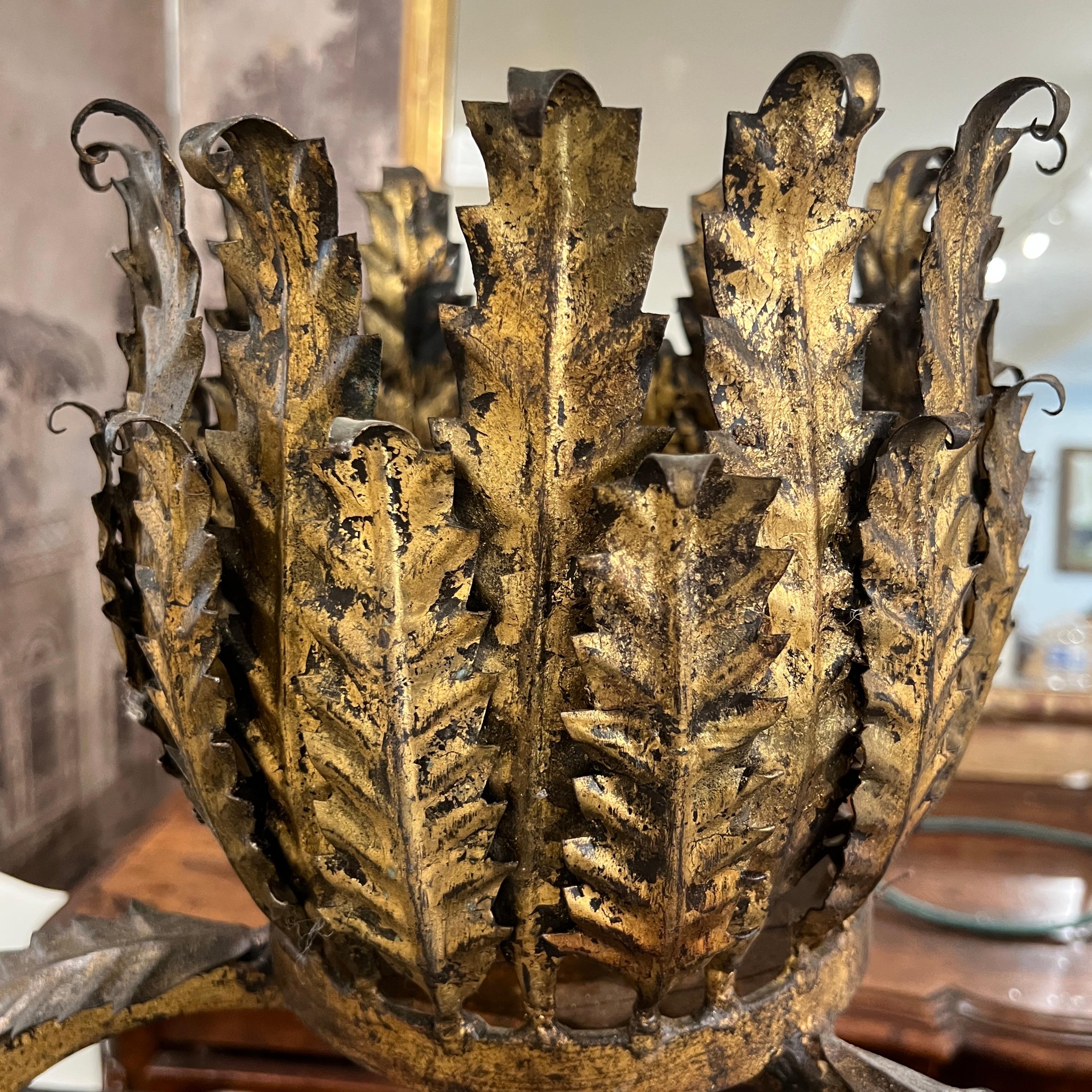 Un ornato cachepot spagnolo d'epoca riccamente dorato e decorato con intricati motivi di ispirazione barocca, perfetto per aggiungere un tocco di fascino e calore d'altri tempi a qualsiasi tavolo o esposizione.