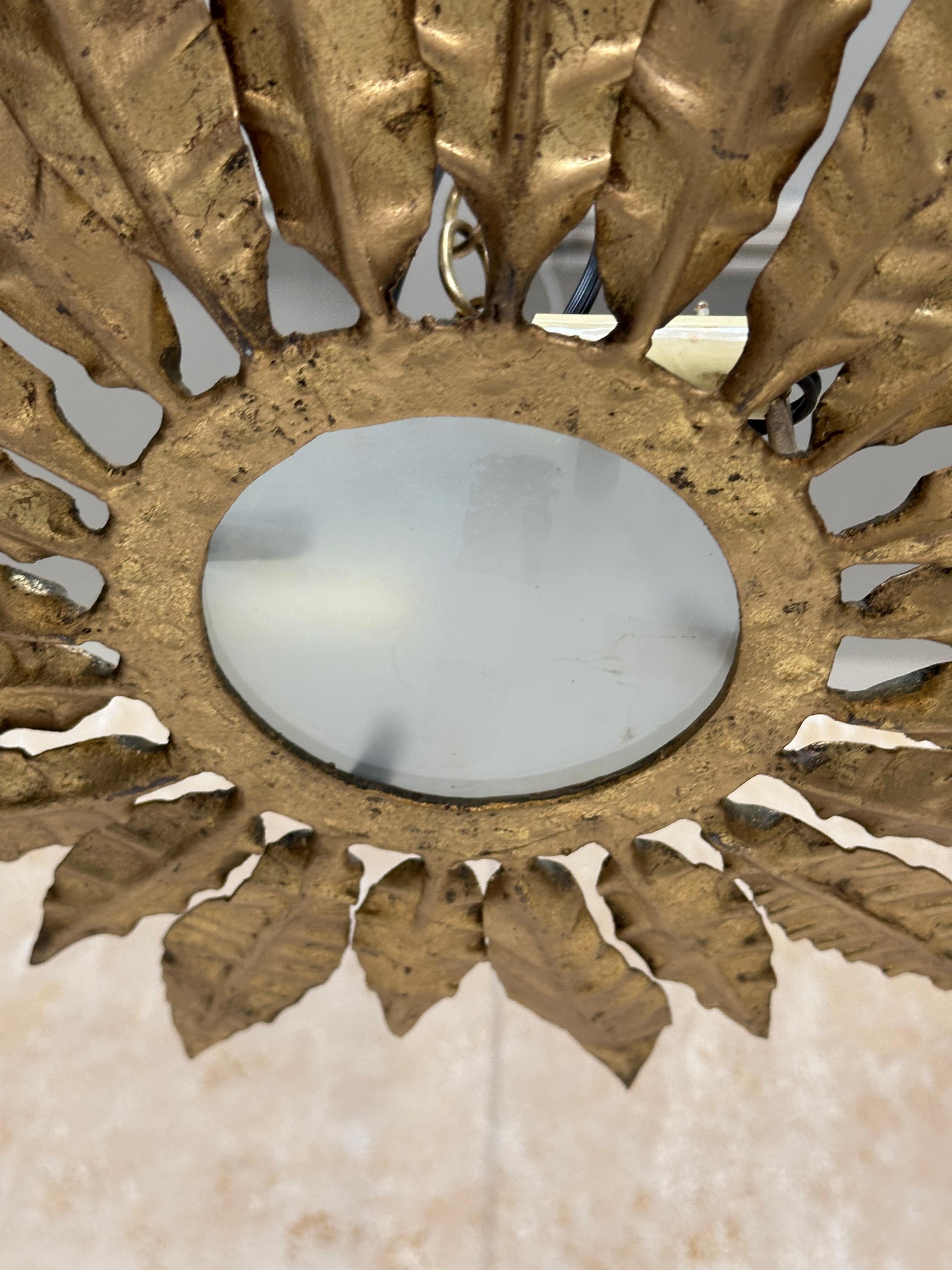 Plafón de metal dorado español vintage Art Nouveau