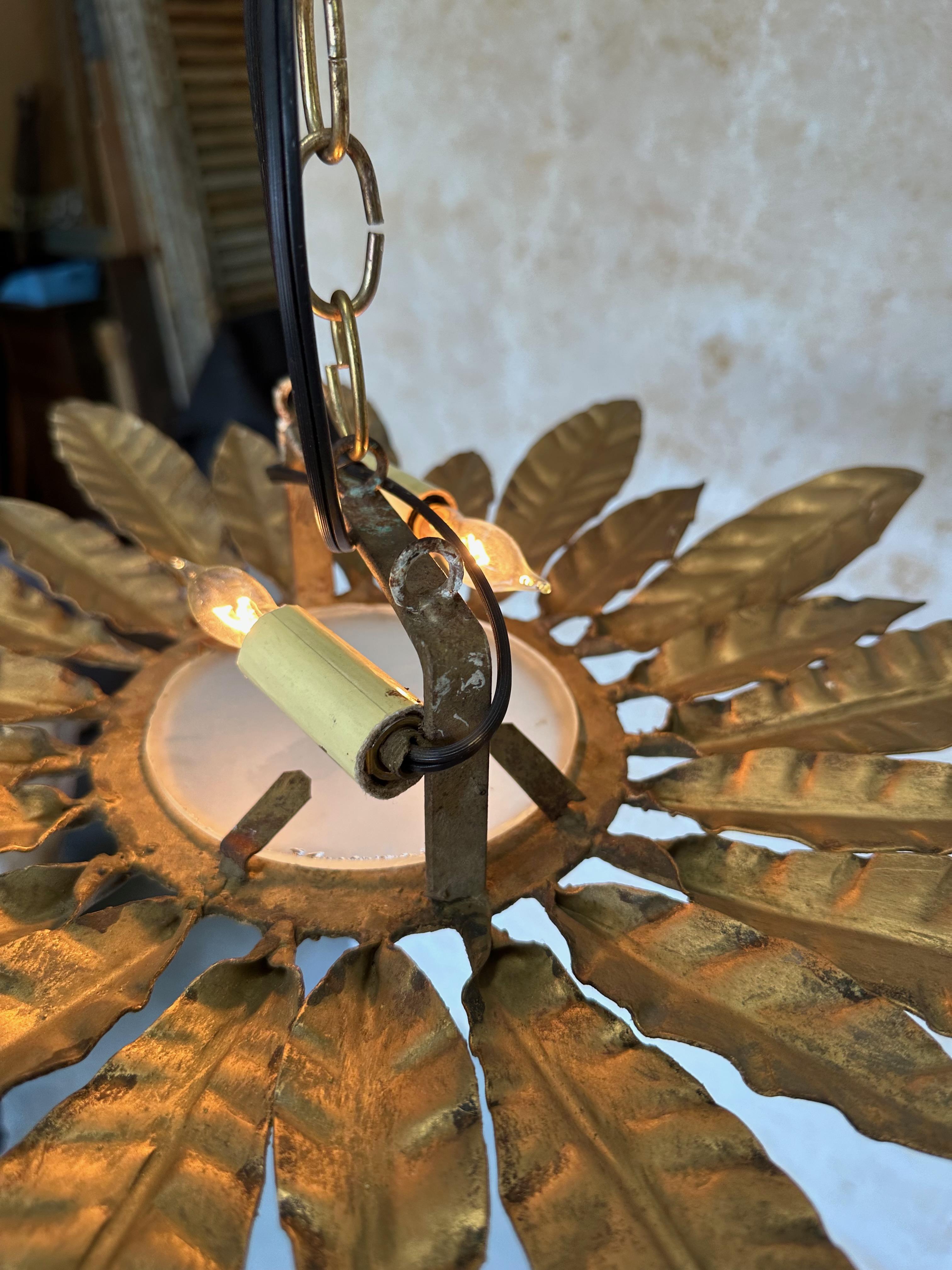 Plafón de metal dorado español vintage Hecho a mano
