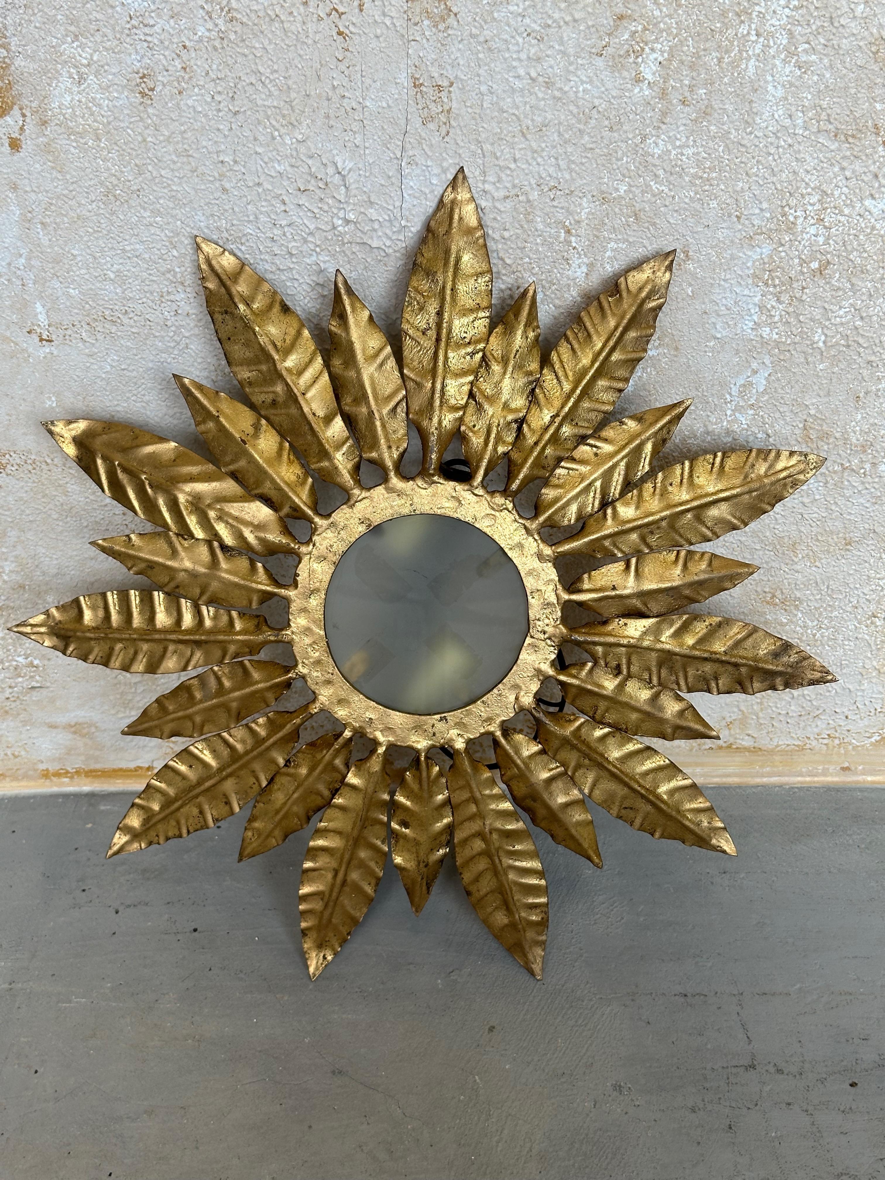 Plafón de metal dorado español vintage en Bueno Estado en Buchanan, NY