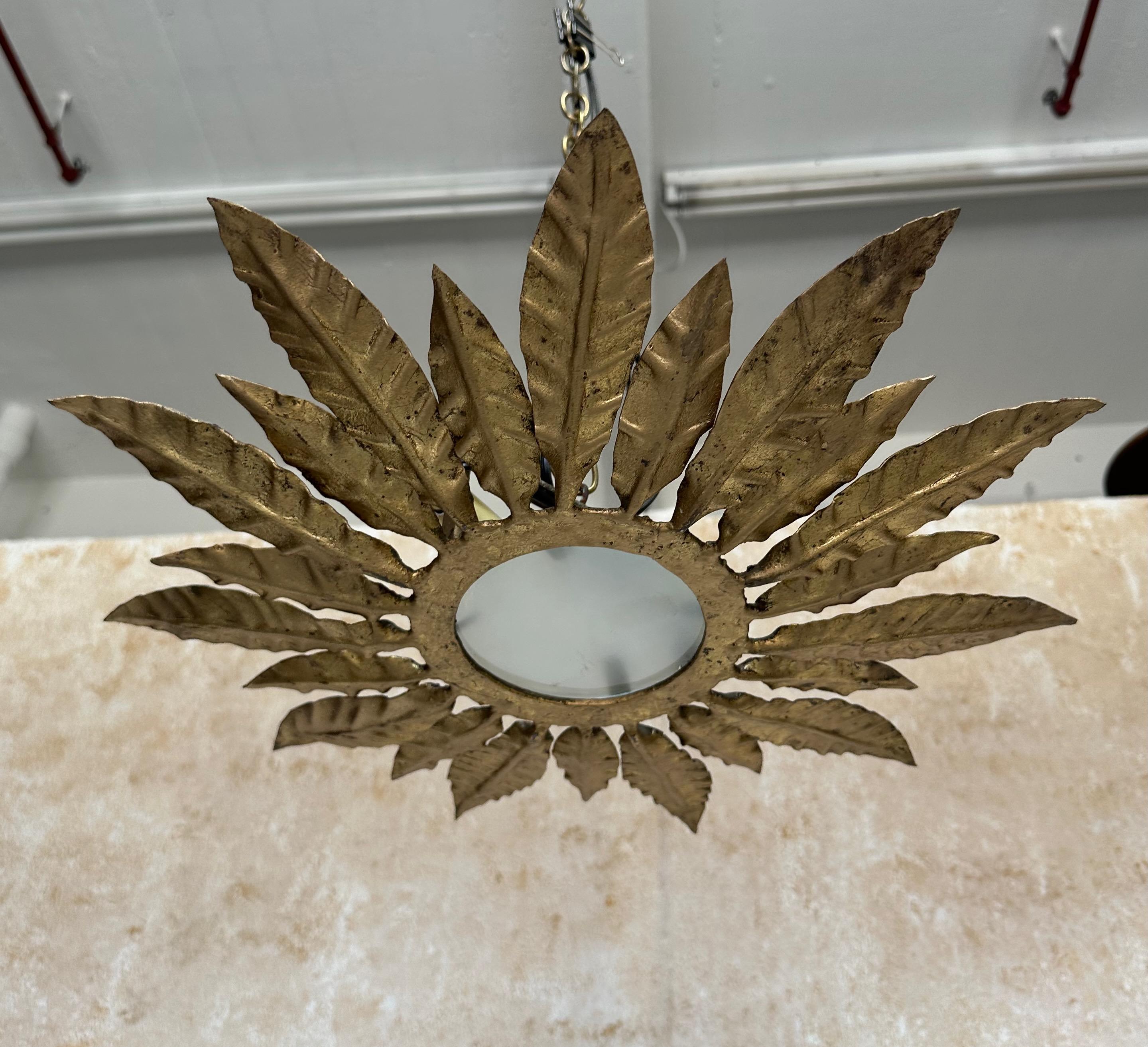 Plafón de metal dorado español vintage mediados del siglo XX