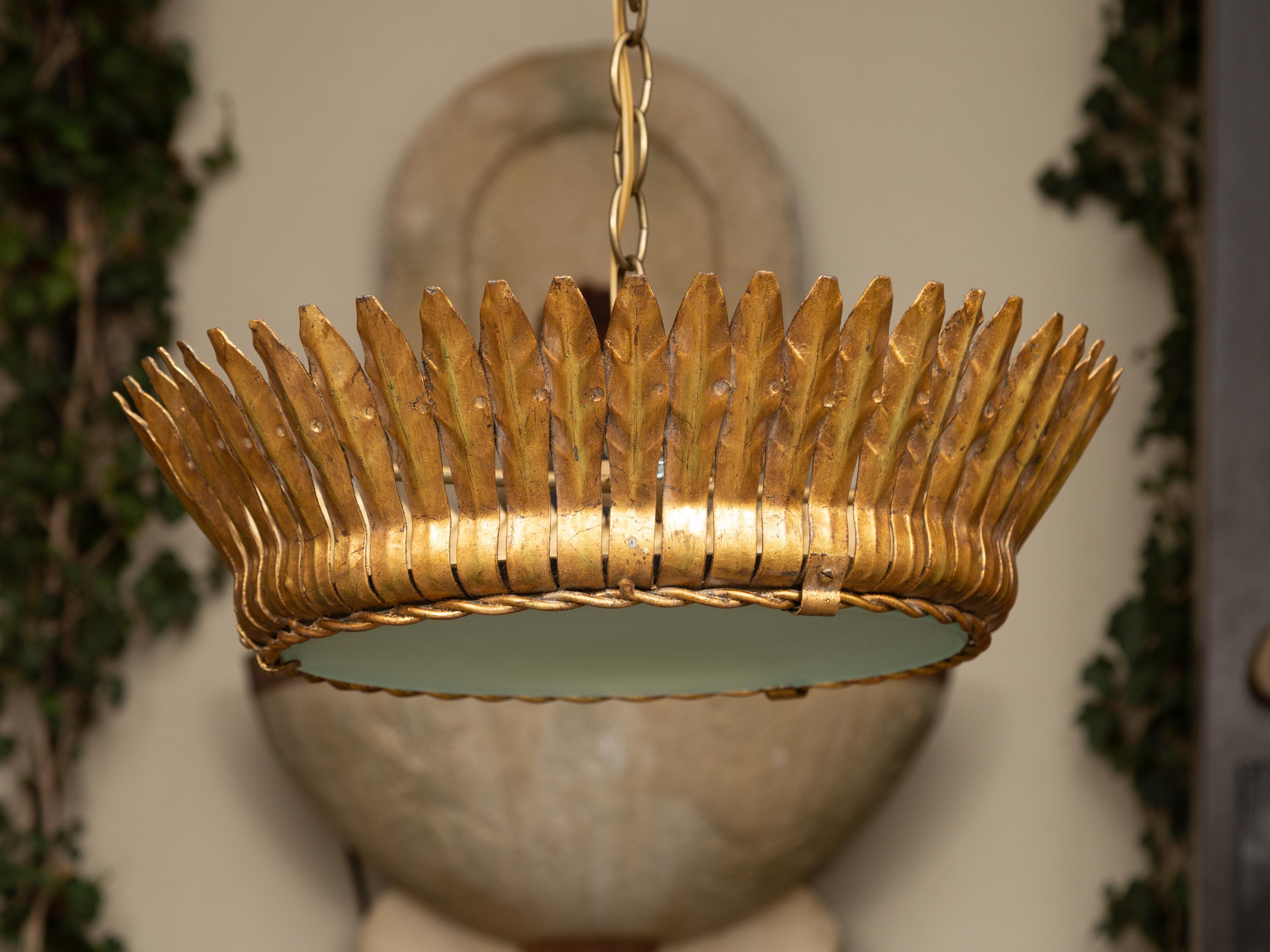 Ein spanischer halbbündiger Kronleuchter aus vergoldetem Metall aus der Mitte des 20. Jahrhunderts mit Blattmotiven, zwei Glühbirnen und Milchglas. Dieser um die Jahrhundertmitte in Spanien gefertigte Kronleuchter aus vergoldetem Metall ist